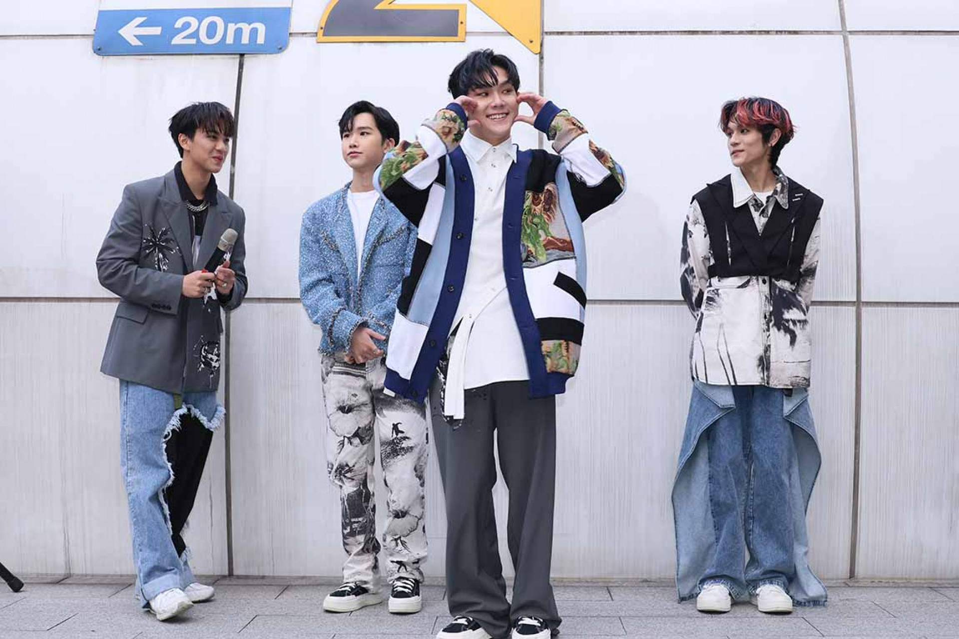 AcQUA源少年林毓家對歌迷比臉頰愛心表達愛意。(照片提供:寬宏藝術)