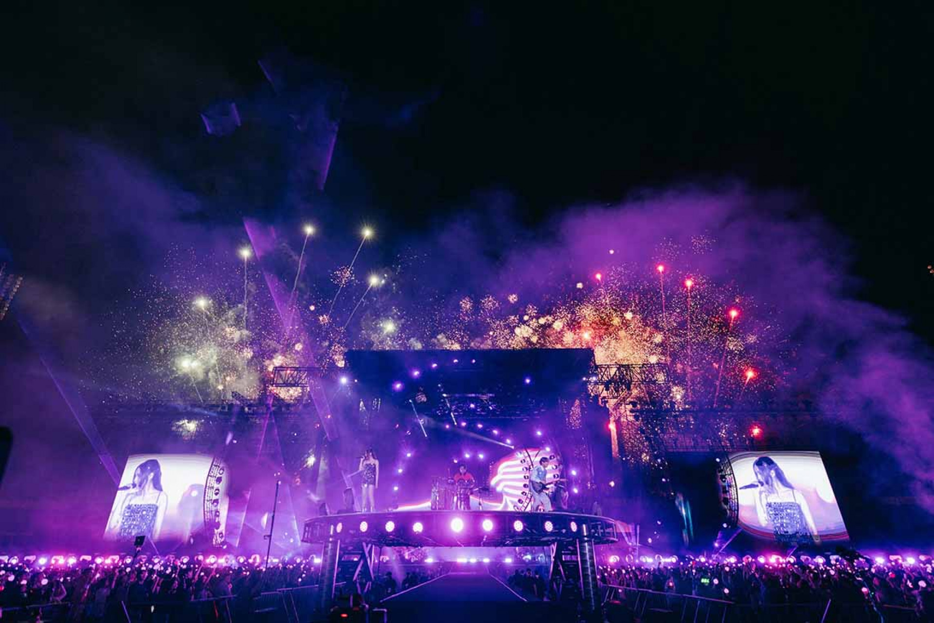圖14:告五人《宇宙超有趣》演唱會煙火不間斷,在告五人身後成為超美的夜景。(相信音樂提供)