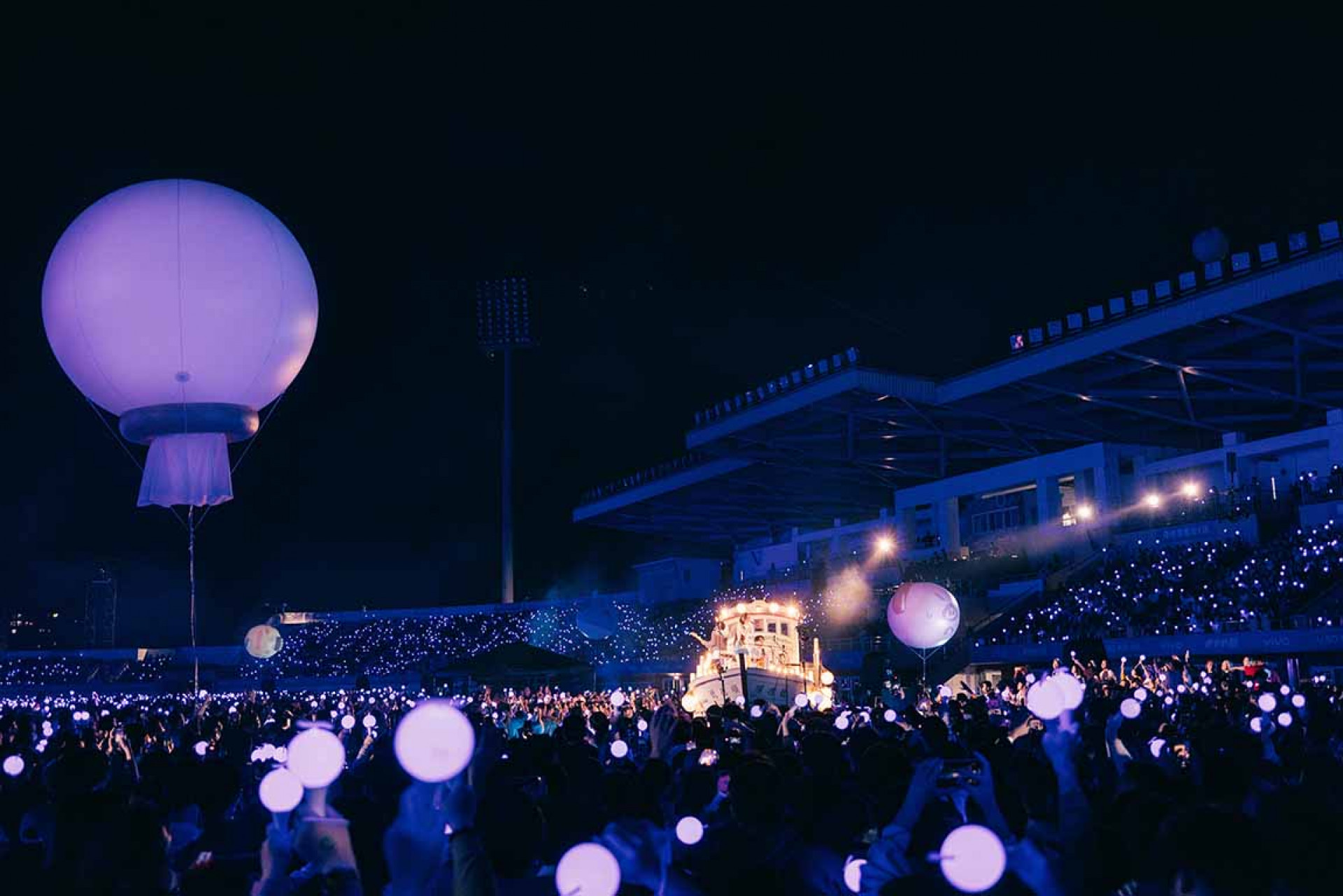 圖17:告五人漁船繞行整場,告五人笑說自己在搖滾區,離哈瓜超近。(相信音樂提供)