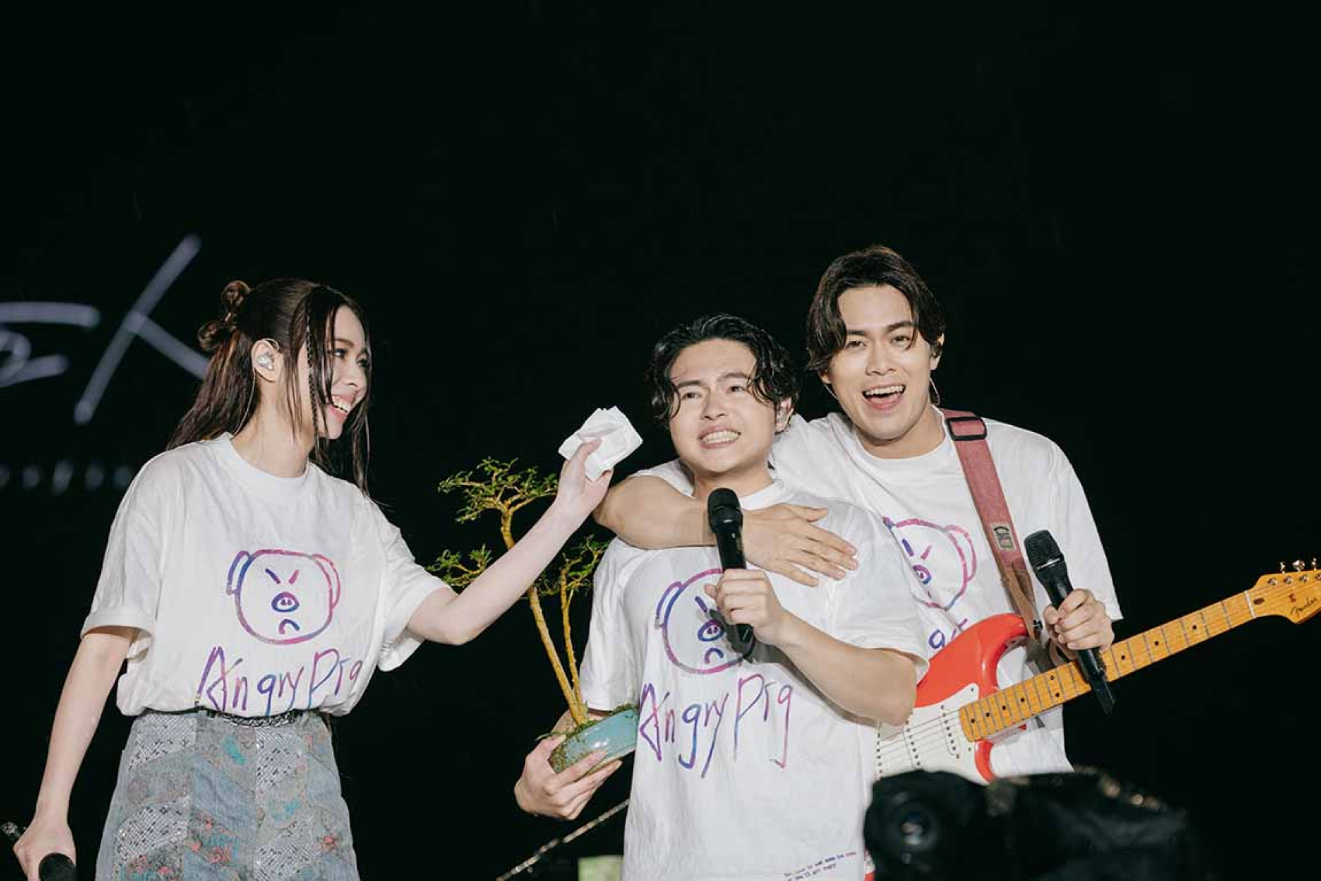 圖10:哲謙哽咽感謝哈瓜,雲安與犬青連忙上前安慰。(相信音樂提供)