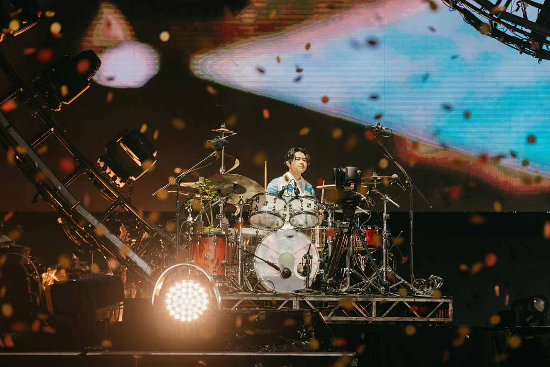 圖03:哲謙投入打鼓,在鼓上特別放置很有意義的小樹。(相信音樂提供)