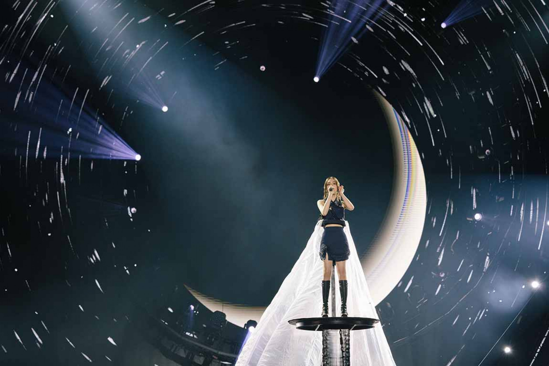 圖05:犬青〈帶你飛〉著性感戰袍搭乘升降舞台霸氣直升3層樓高,身後銀色天幕裙擺隨風飄散至主舞台。(相信音樂提供)