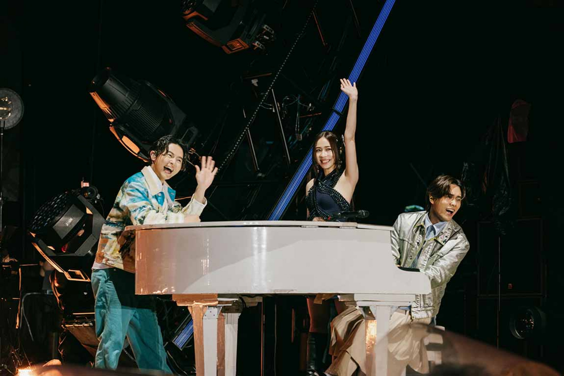 圖06:告五人在《宇宙超有趣》與哈瓜打招呼。(相信音樂提供)