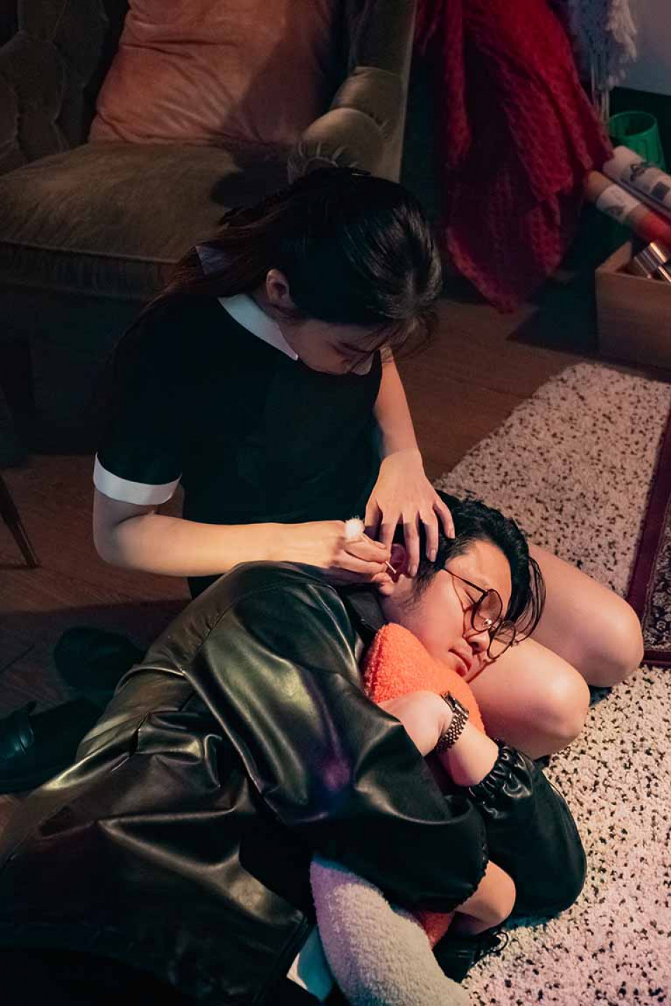 (直式)主唱王於MV中飾演黑道老大,和宋芸樺求掏耳朵。