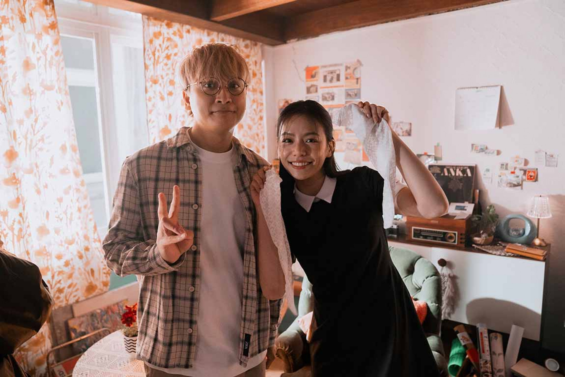 貝斯手Nelson於MV中飾演戀腳攝影宅,想請芸樺穿上白襪子。