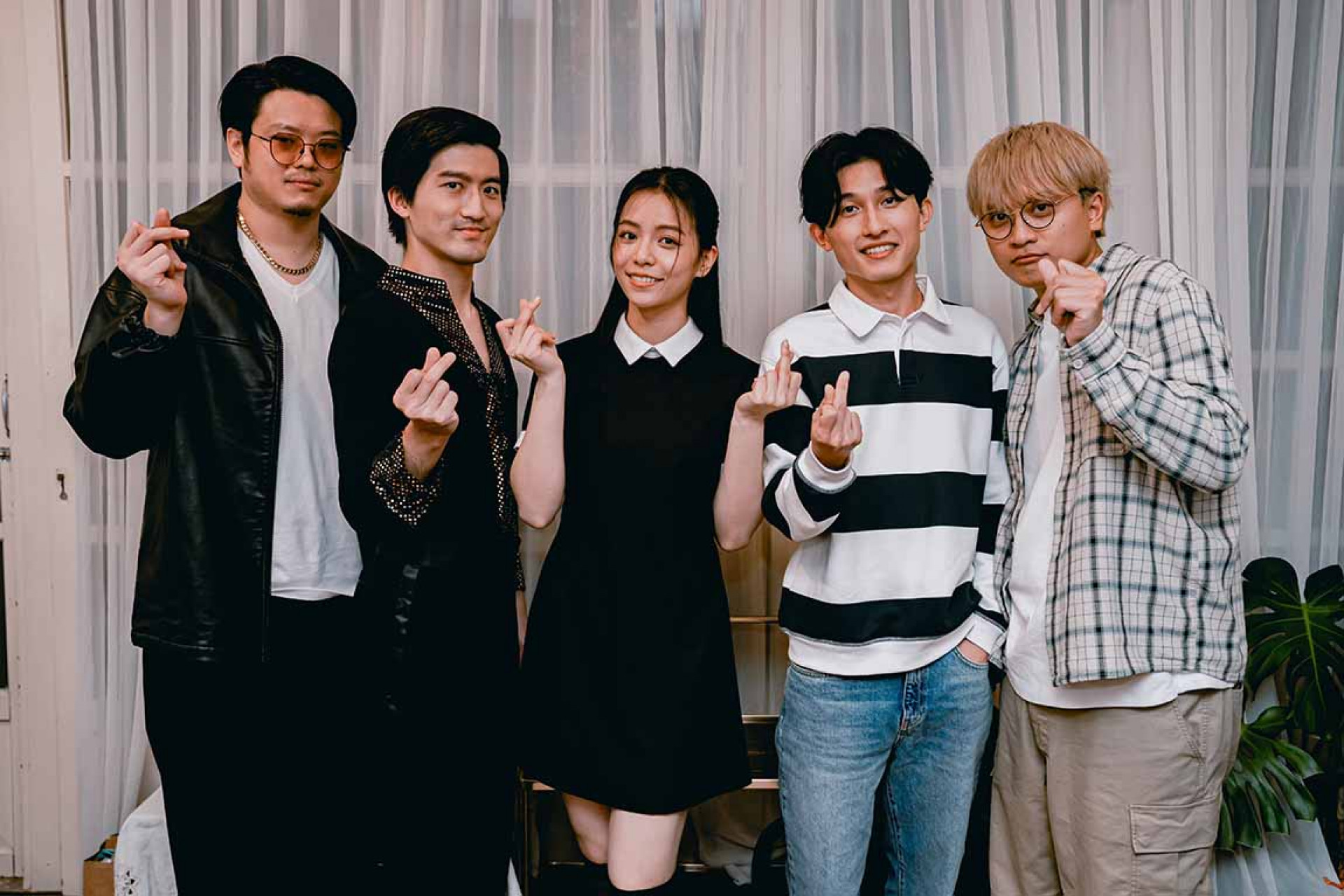 冰球樂團新歌〈不小心〉與宋芸樺合作。左起:主唱王、鍵盤手蒙、宋芸樺、鼓手士捷、貝斯手Nelson