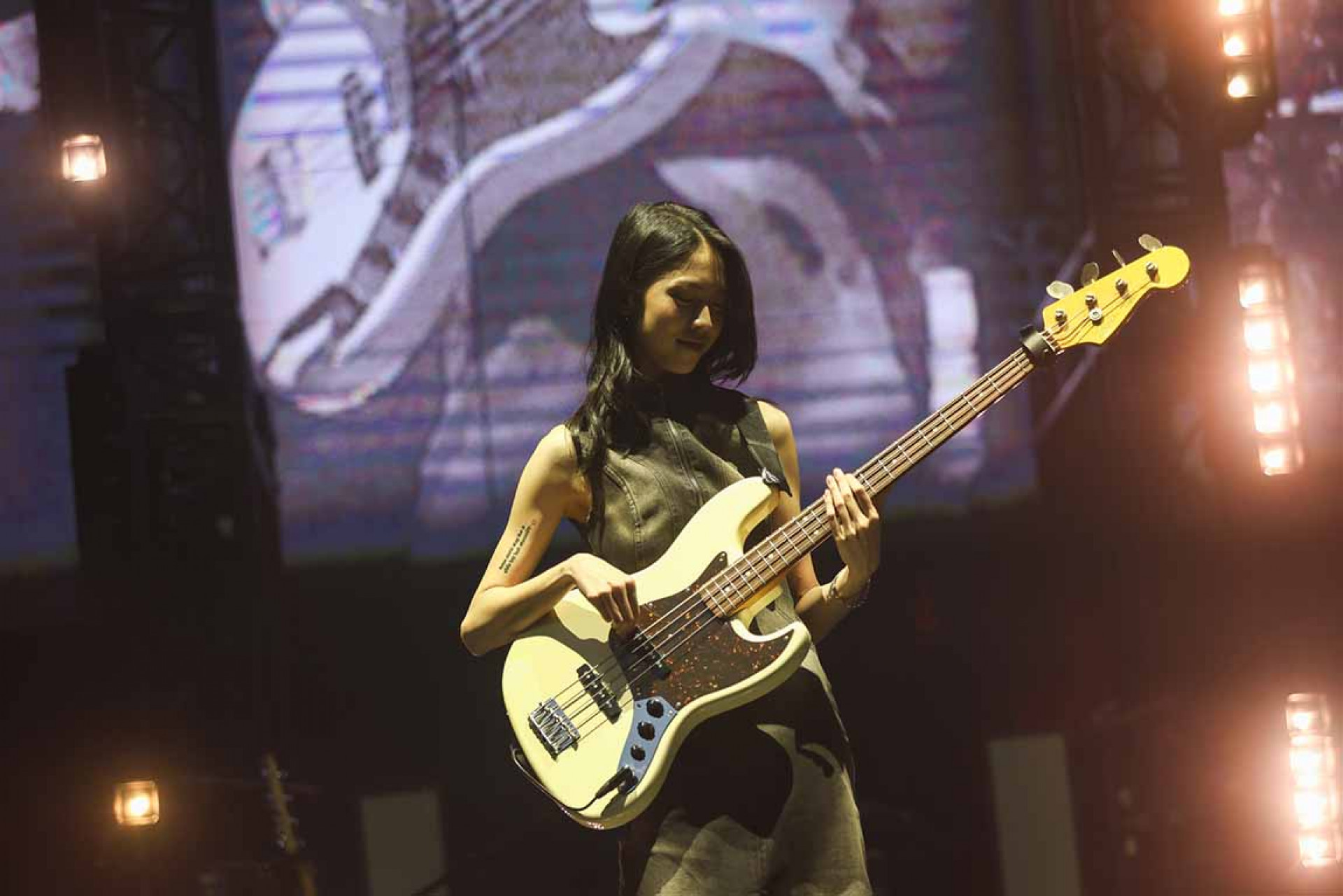 演唱會中途一位女子驚喜登場,原來是嘟嘟的女友、也是模特和演員「小馬(馬士媛)」