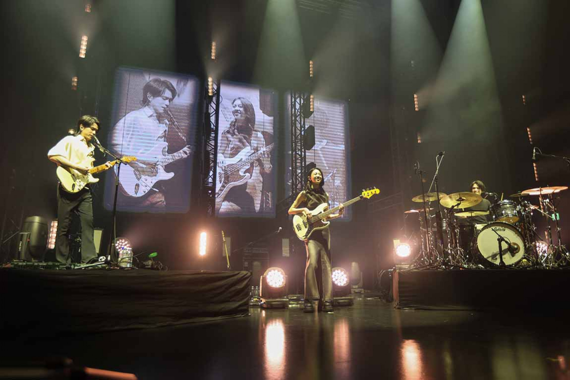 主唱嘟嘟在台上接電話 模特馬士媛隨後驚喜登場擔任客座貝斯手演出〈Telephone〉