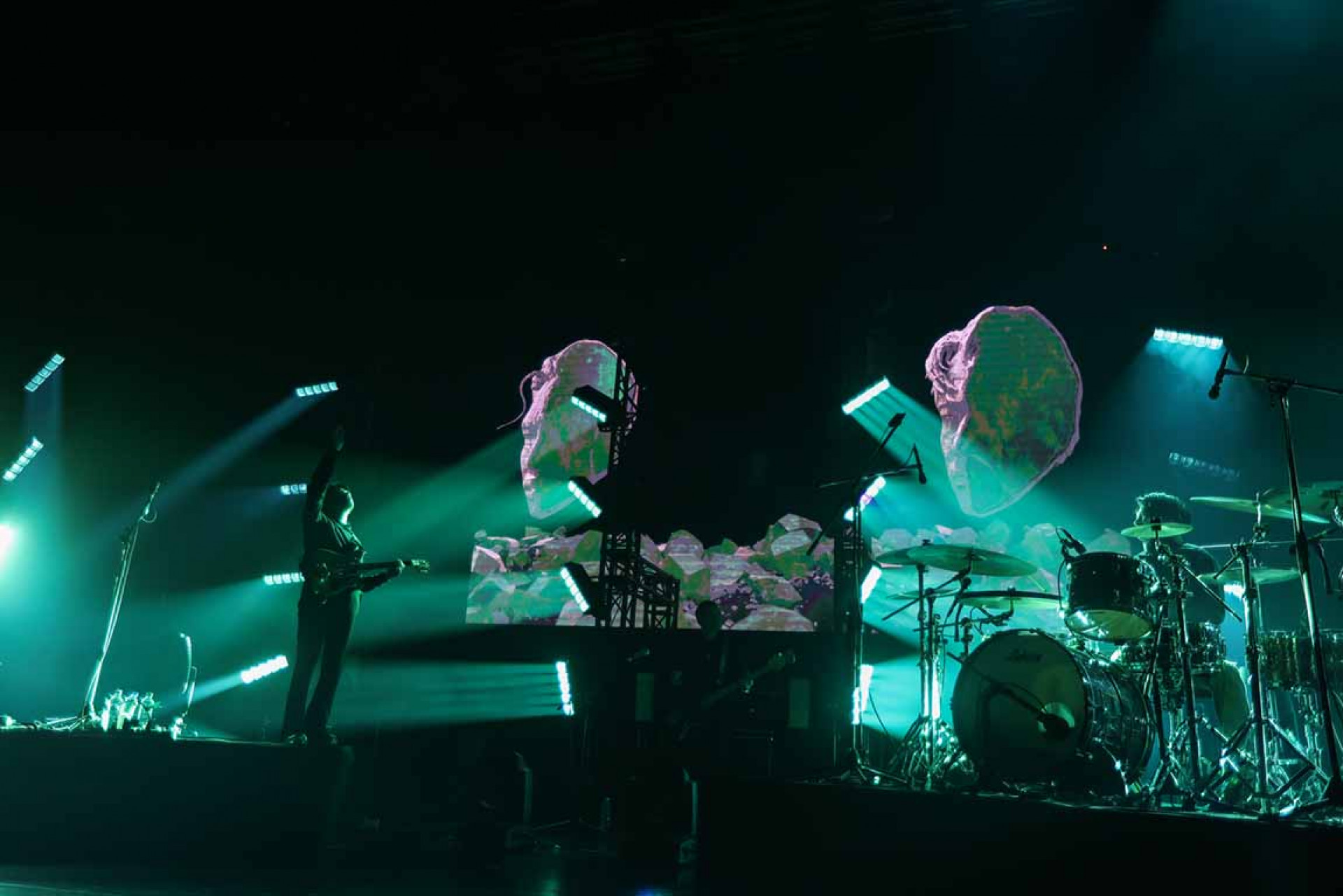 萬物皆玉》,特別設計與日前發行的創作單曲名〈萬物皆欲〉諧音雙關,帶出「萬物皆玉也是慾,萬物皆緣亦是圓」的演唱會概念