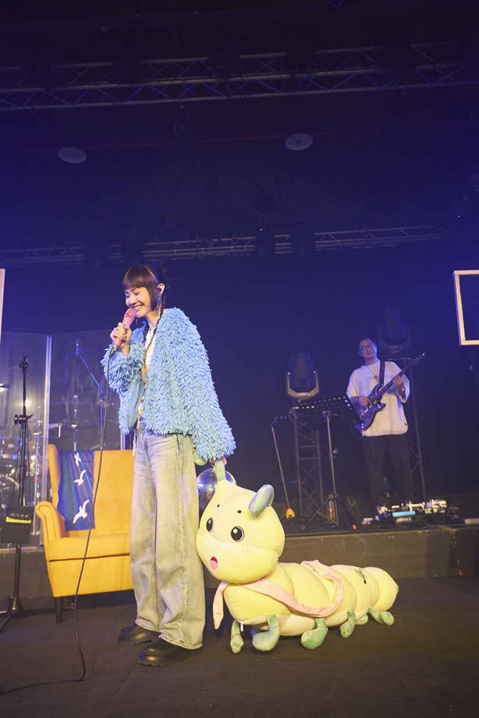 樂團還準備一條身長160公分的「青虫巨型玩偶」,瞬間成為當日吉祥物