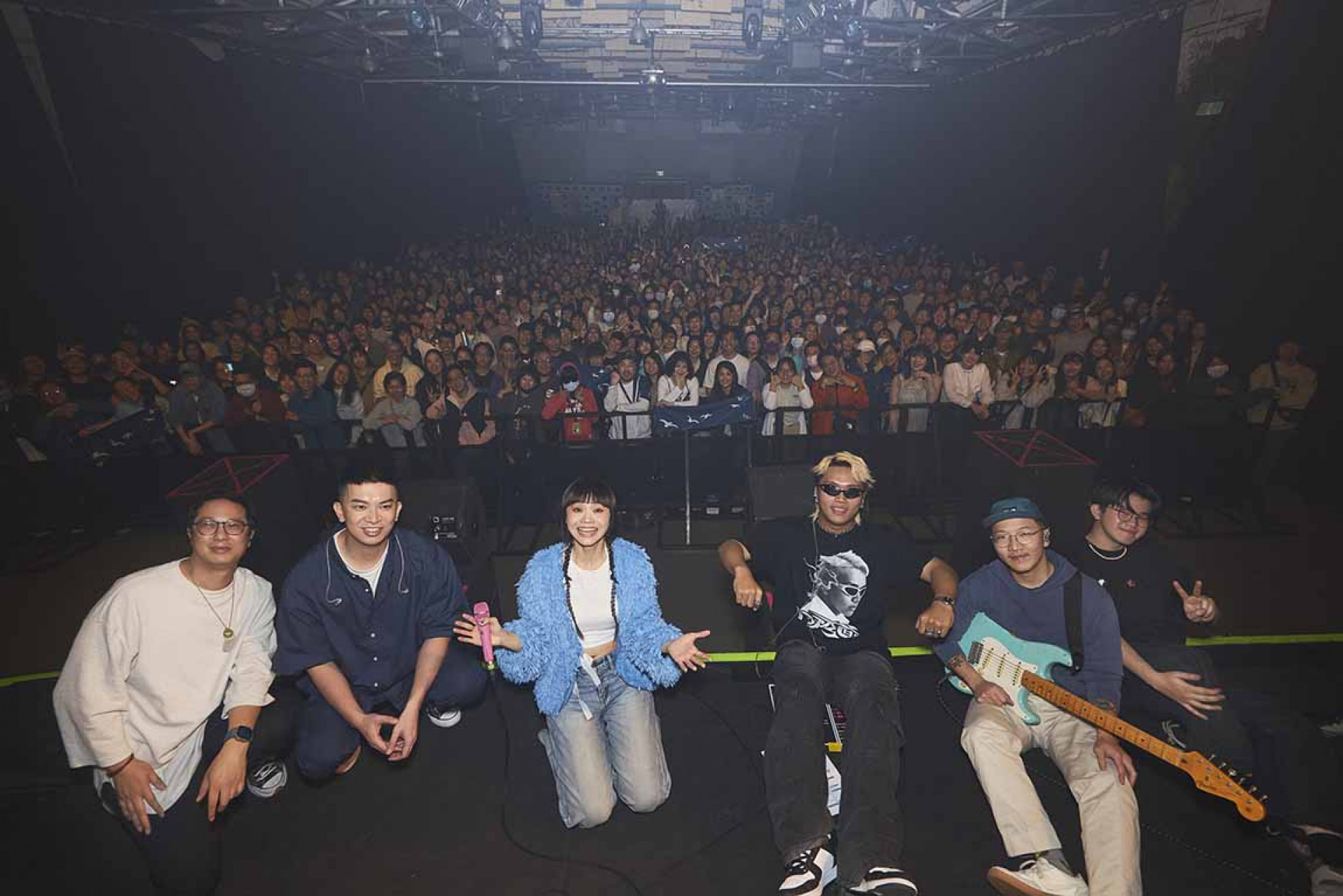 力邀阿跨面首次同台合唱新歌〈落雨天〉炸翻現場!