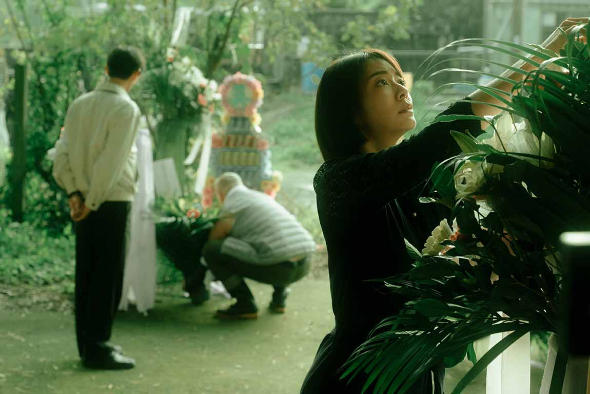 MV敘述一群同鄉的昔日同窗好友，畢業多年後因為其中一位同學過世而重新在故鄉小鎮相聚，由同學與老師們親自籌辦告別式，一起送好友最後一程（右：林雨宣）