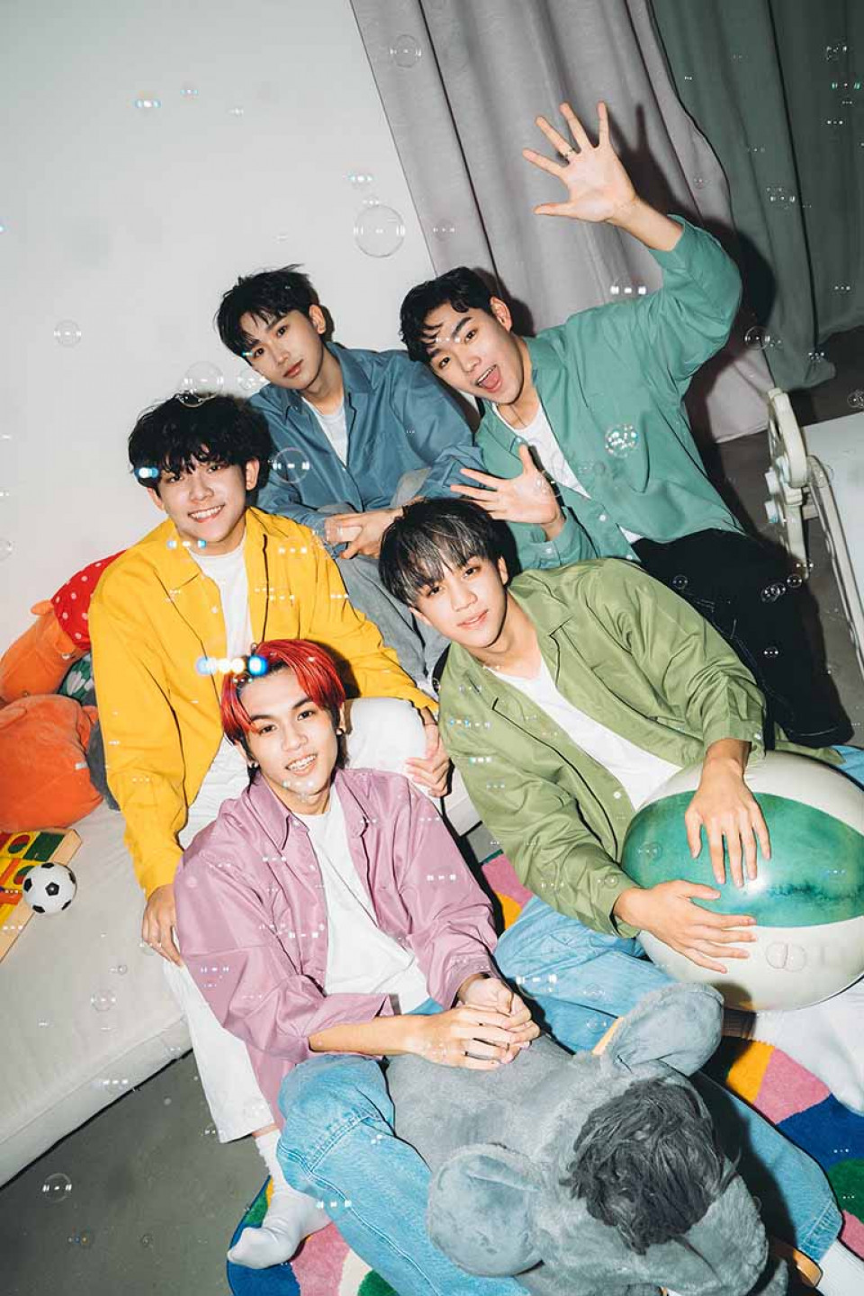 AcQUA源少年28日推出首張專輯,專輯內頁拍攝展現親近與清新的一面,前拍左起:盧佾暘、李秉諭,後排左起:林毓家、黃莑茗、須弘道(照片提供:種子音樂)