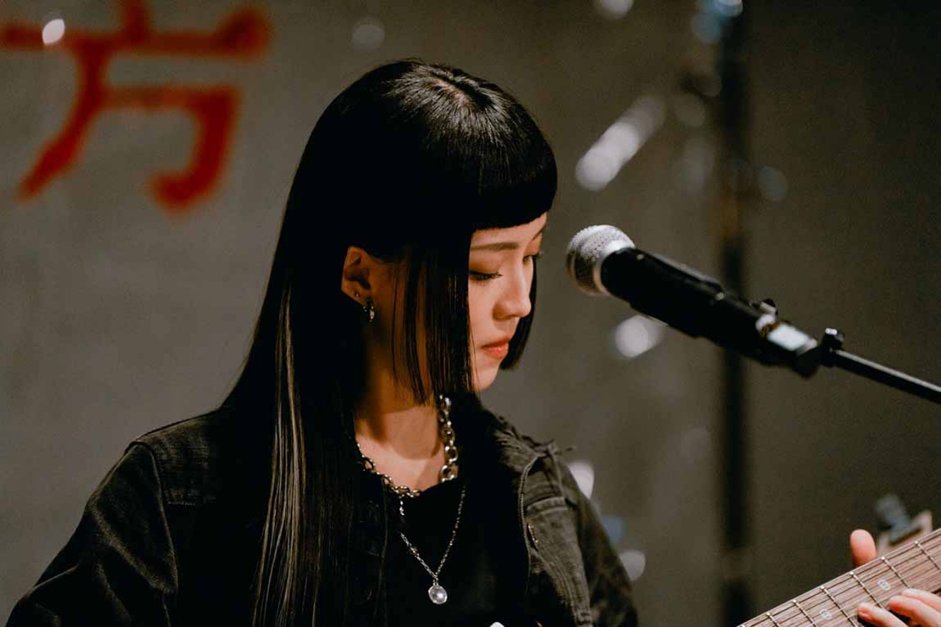 李嫣在演出中自由切換木吉他、電吉他的編制，她也為此苦練多時