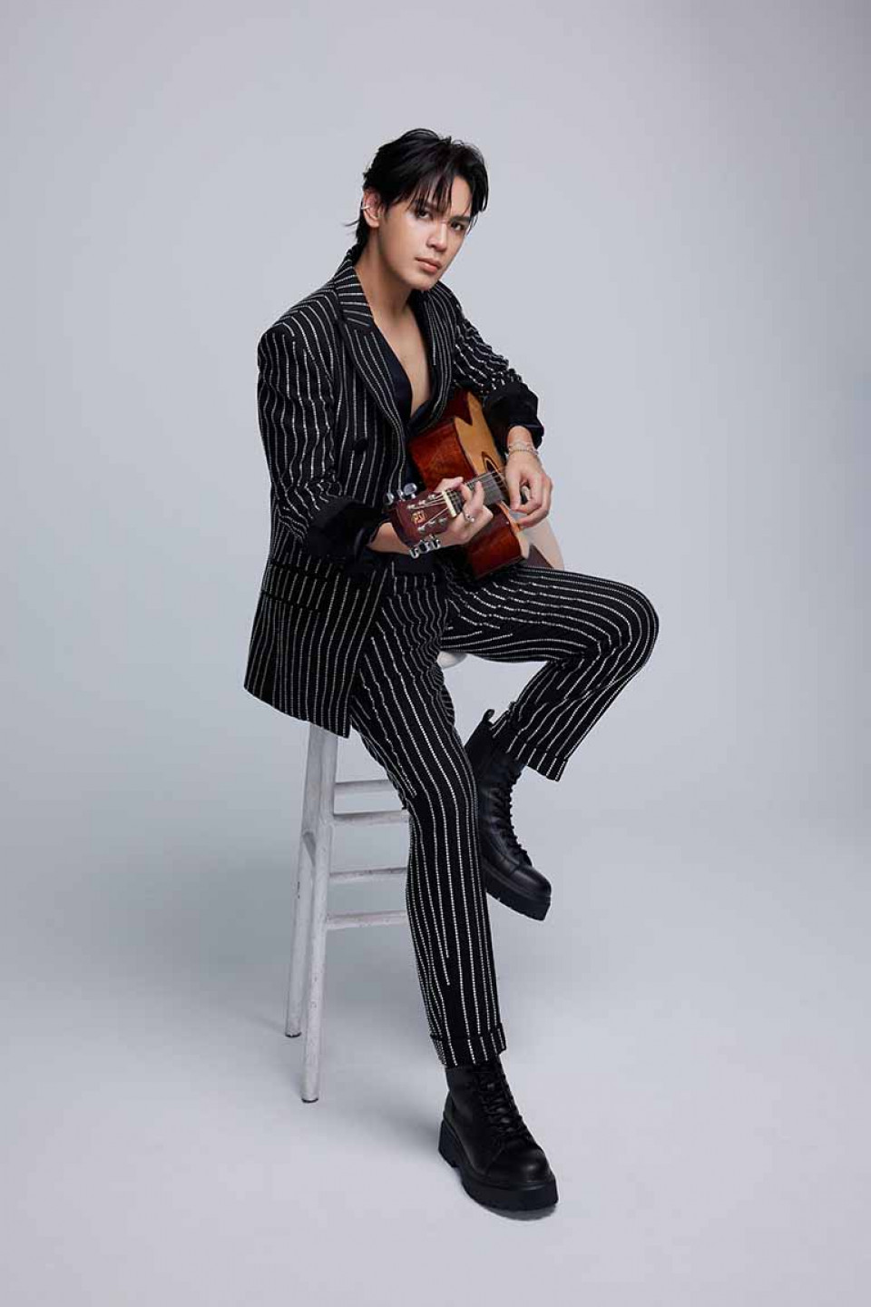 陳零九拿著心愛的木吉他一起入鏡拍攝全新宣傳照(照片提供_種子音樂)