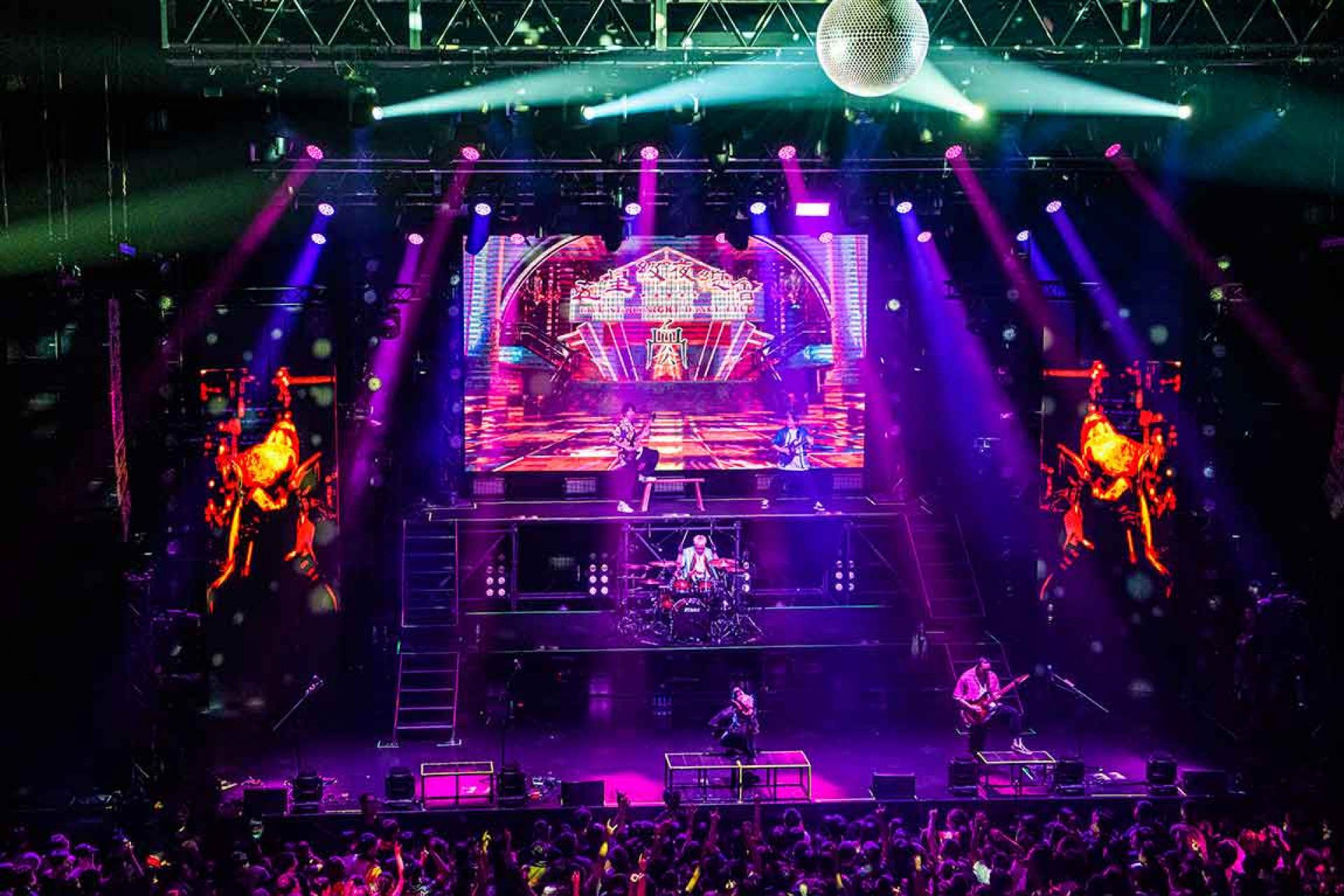 血肉演唱會過往皆以精緻強大的舞台視覺著稱,也讓許多習慣衝撞的歌迷考慮轉戰二三樓座位區,以完整欣賞血肉團隊的用心策劃