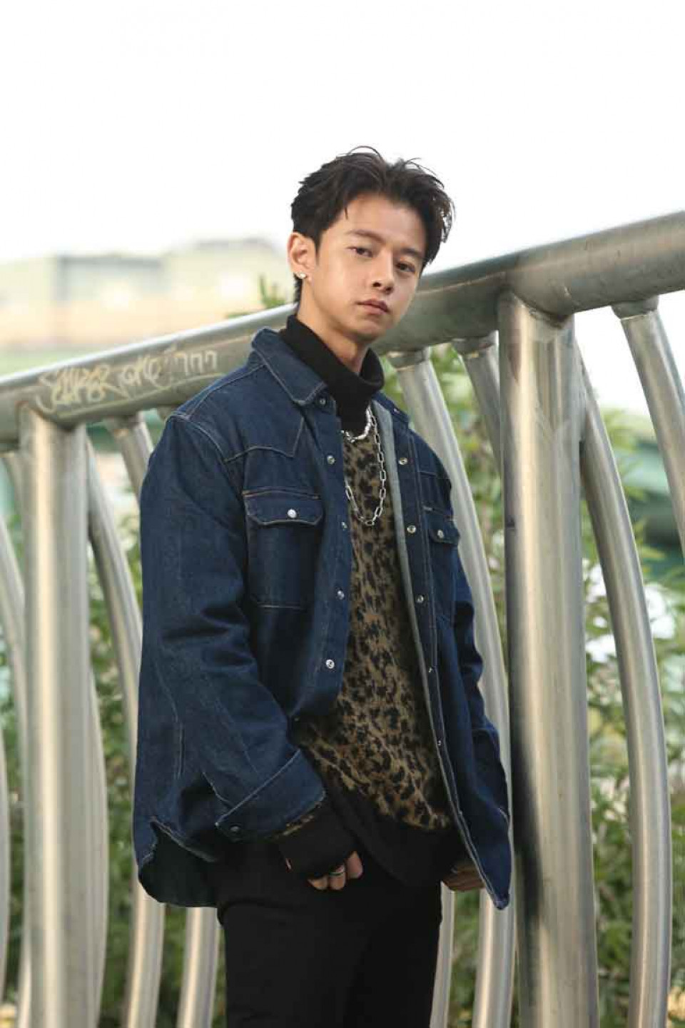 凱渥旗下的嘻哈歌手藍子庭12日推出全新單曲《說掰掰》，找來音樂人黃烱銘攜手合作（照片提供：凱渥）