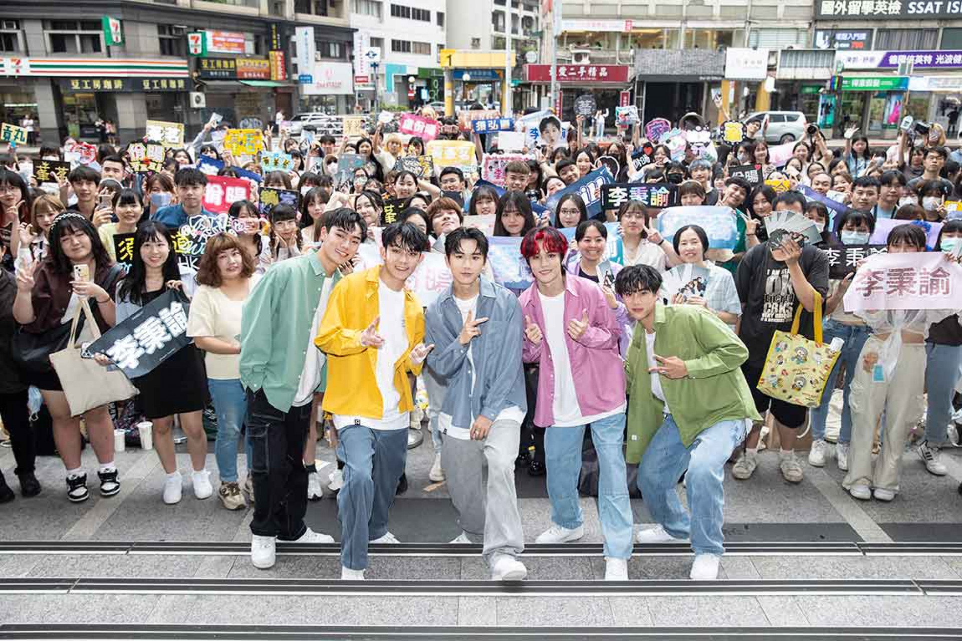 AcQUA源少年14日舉辦首張專輯「I-'m-Here我在」台北簽唱會，與現場粉絲們開心大合影。(照片提供_種子音樂)