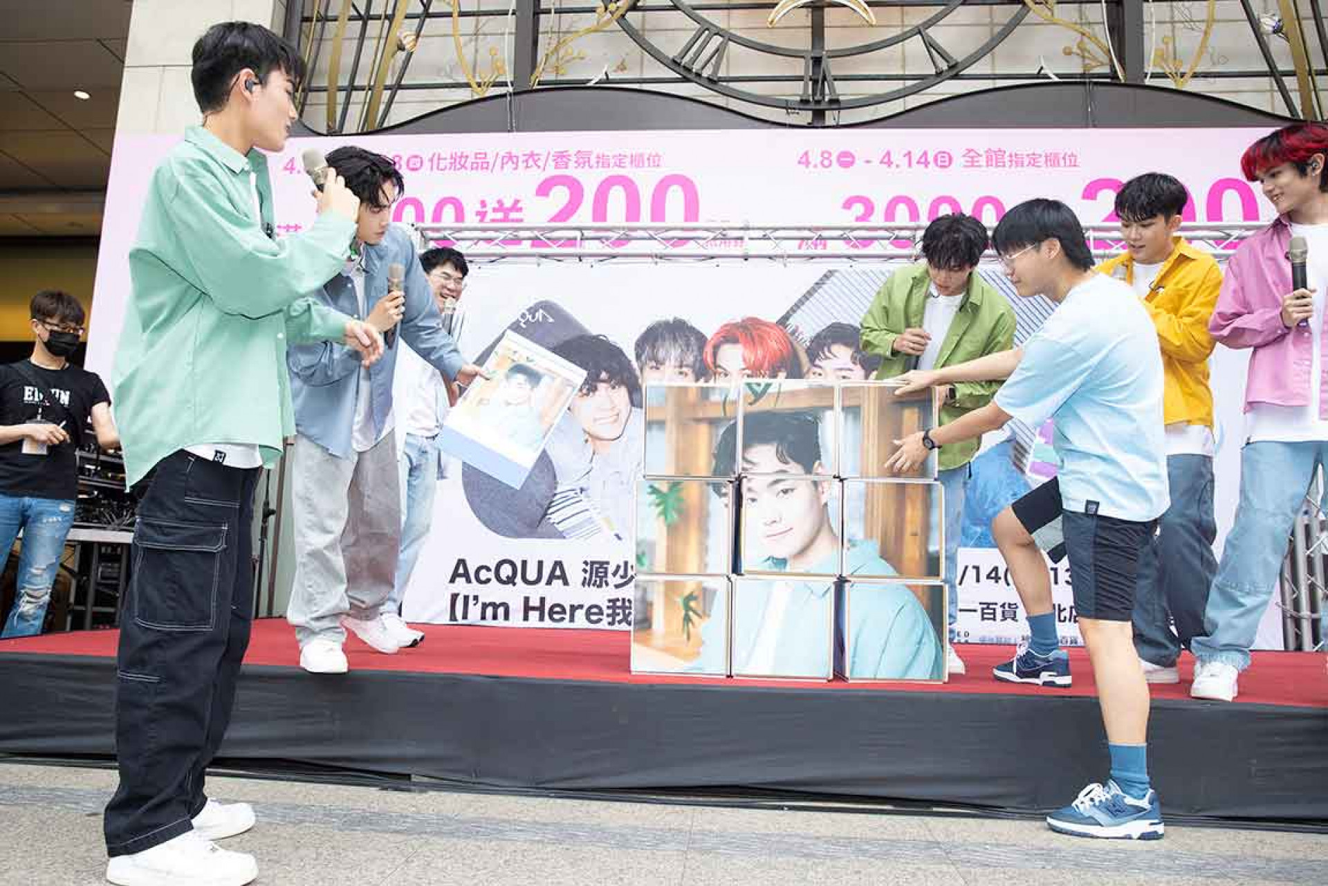 AcQUA源少年14日舉辦首張專輯「I-'m-Here我在」台北簽唱會，與粉絲們在台上互動玩拼圖遊戲。(照片提供_種子音樂)