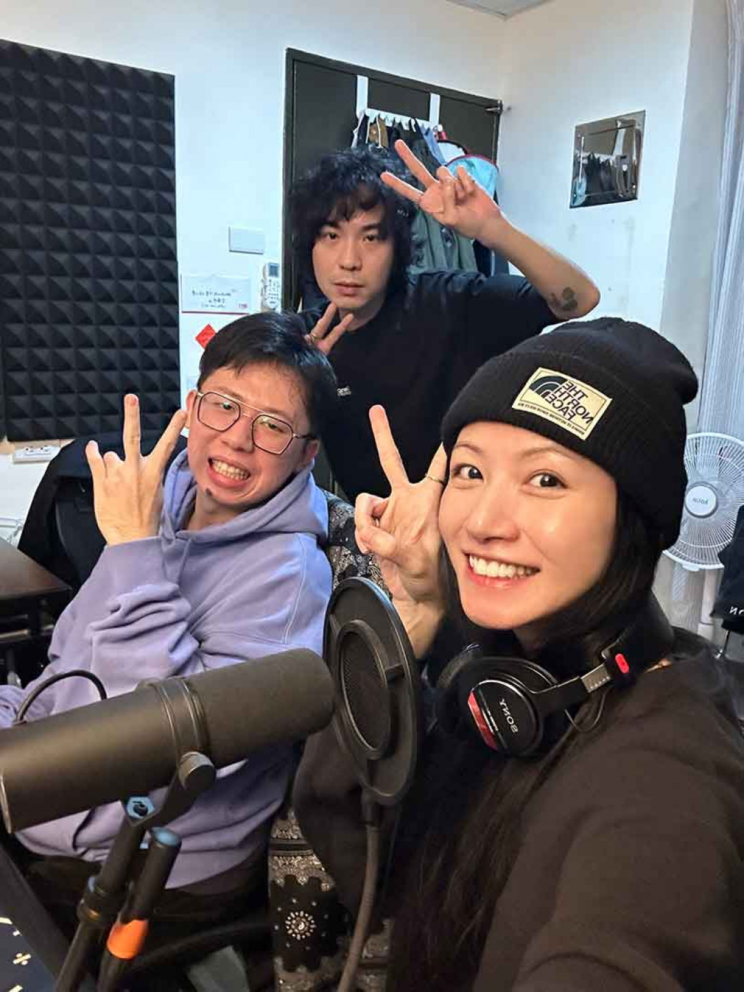 圖一：禪波ZENBØ-、錄音師吳昱儒與李千娜的錄音過程，劇樂蹦娛樂提供