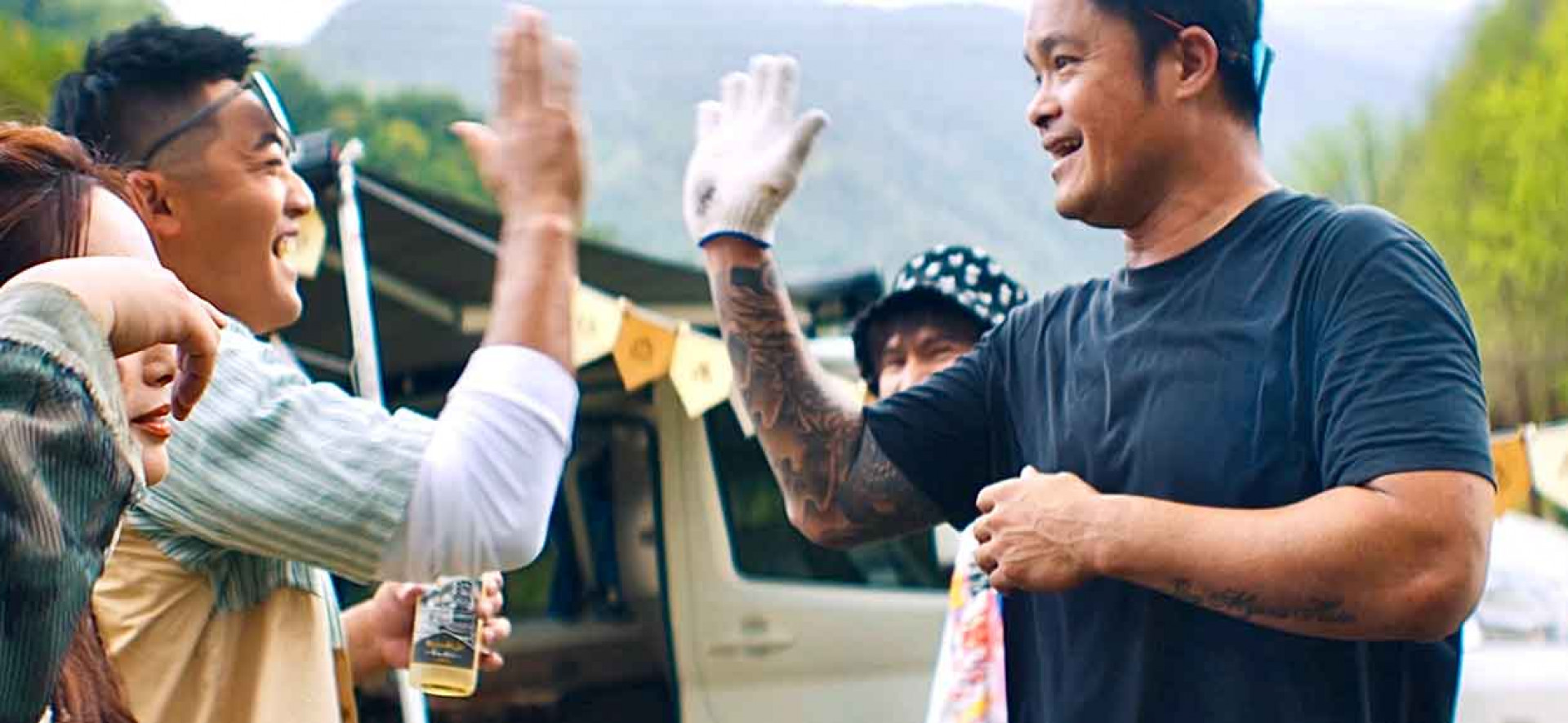 拿莫‧依漾與來烤肉的大師兄林智勝擊掌。(圖/風潮音樂提供)