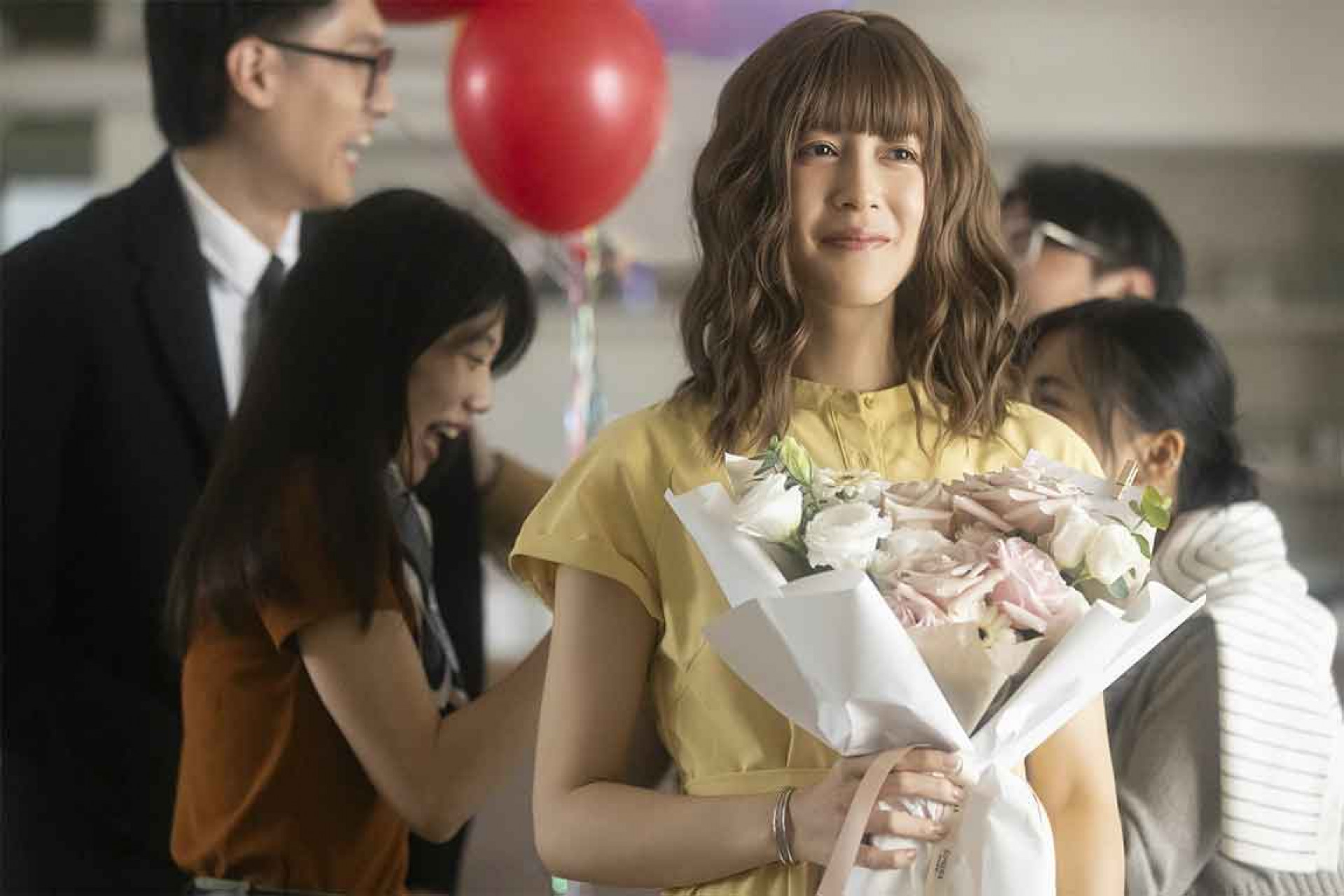 圖05：劉奕兒在MV中被求婚，因前男友在旁揪心泛淚。（相信音樂提供）