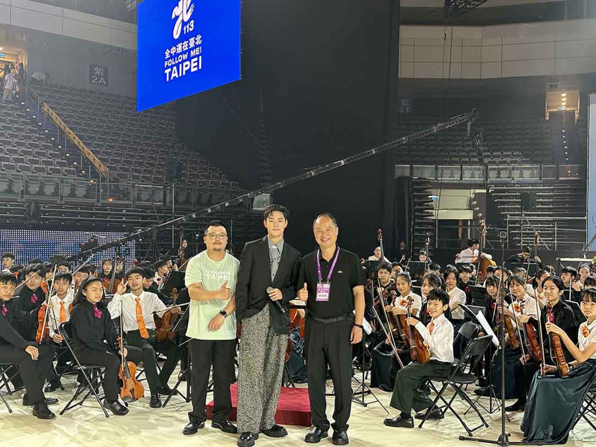 AcQUA源少年須弘道與介壽國中、敦化國中的弦樂團一起合照。(照片提供:種子音樂)