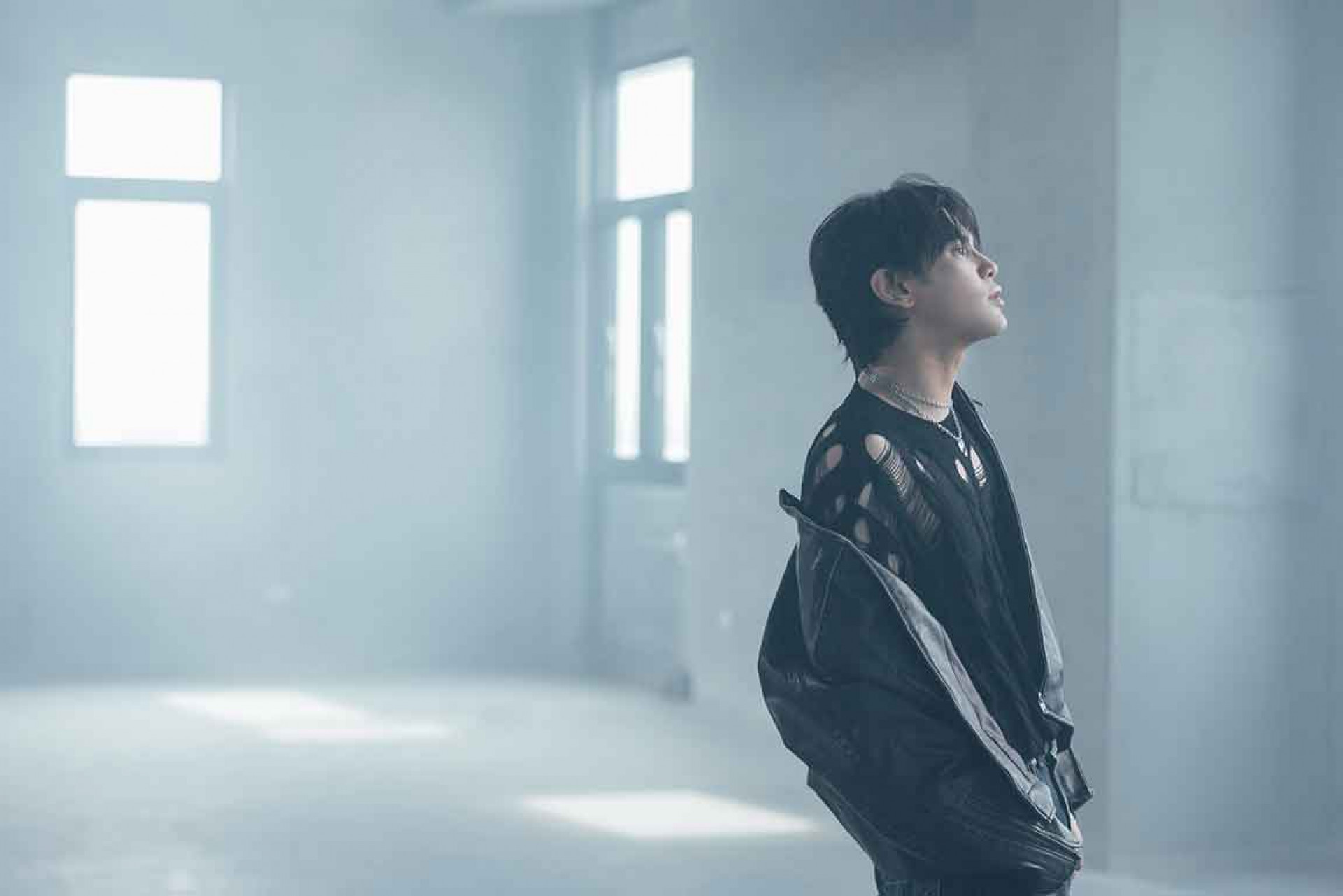 陳零九在灰色的場景中拍攝新歌MV，營造出處於情緒或是某段關係的灰色地帶中（照片提供：種子音樂）