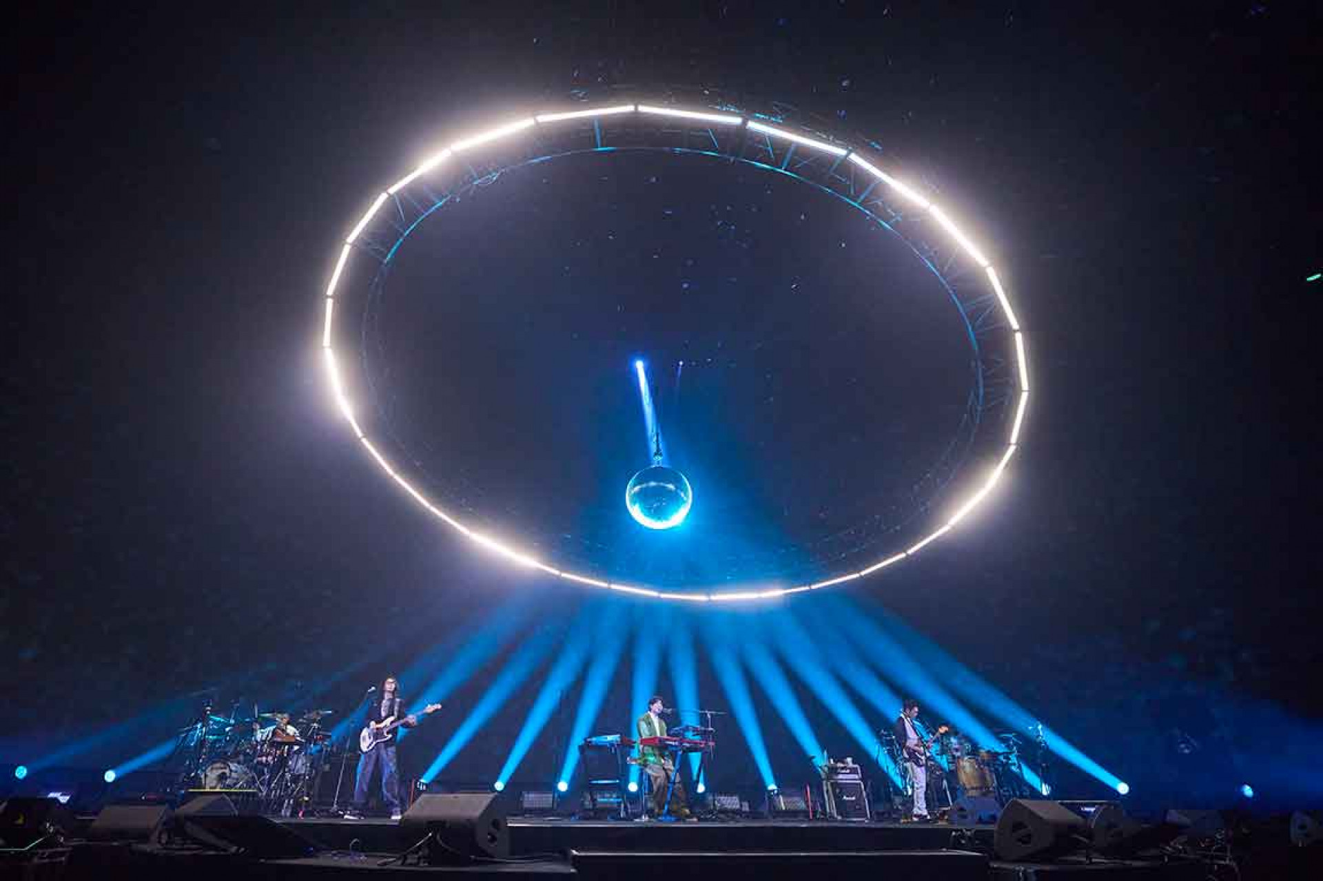 圖05：宇宙人演唱會超夢幻-打造4座巨型宇宙星際飛碟　帶著歌迷與宇宙人一起回到未來。（相信音樂提供）