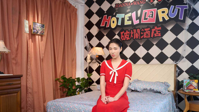 歌曲概念實體化 王若琳化身酒店主人 邀請房客進入「破爛酒店」 導聽六首風格各異房客的新歌