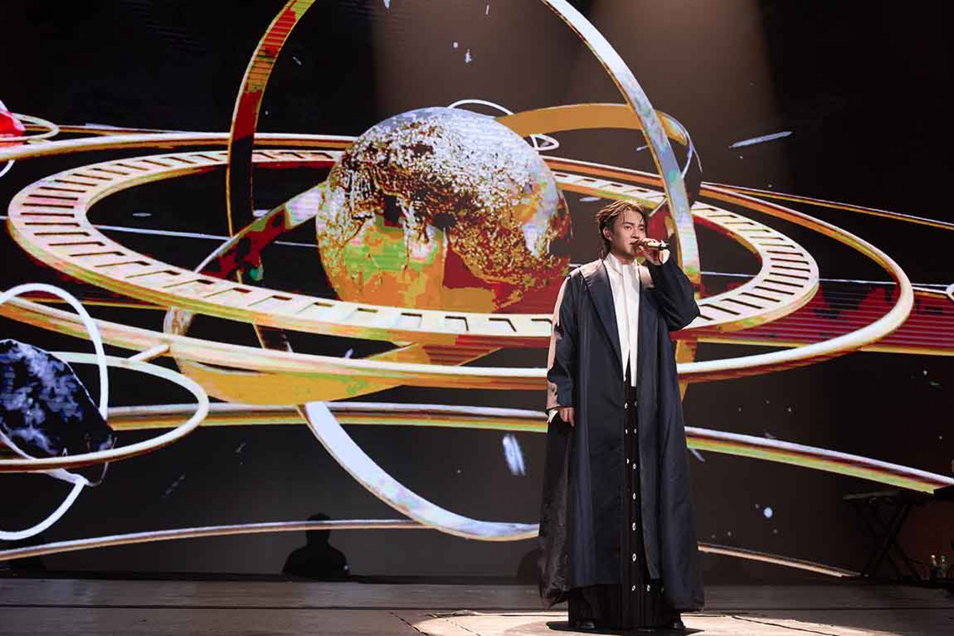 許富凱開場以一套極具日式風情的深色長袍登場