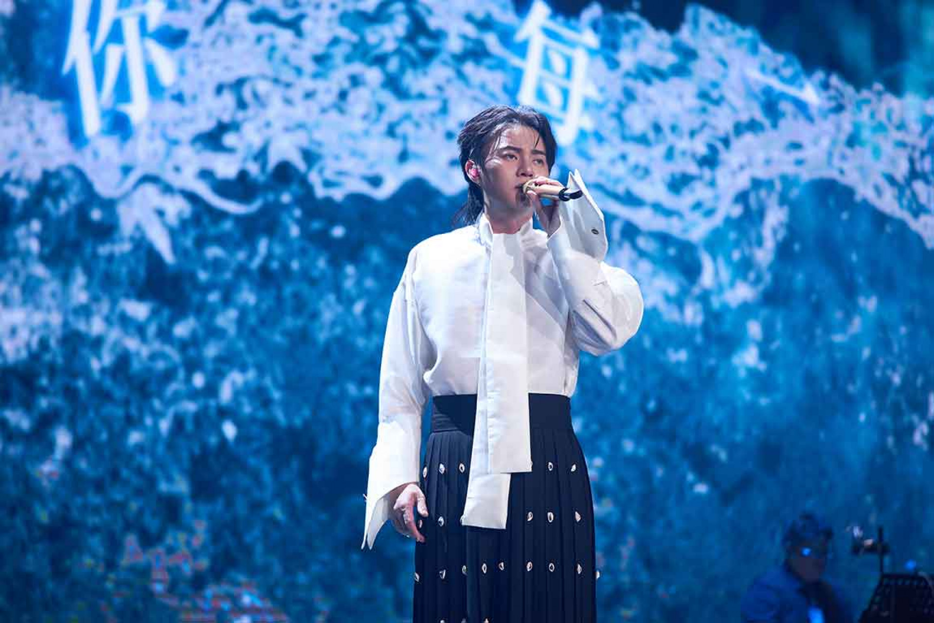 許富凱霸氣演唱〈一寸真心〉揭開序幕