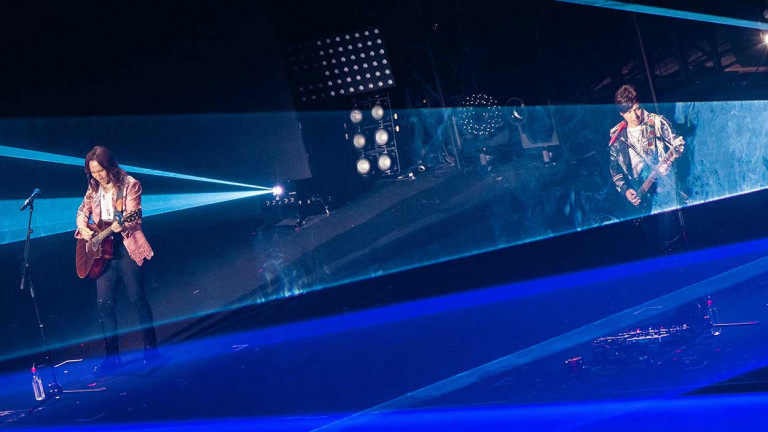 動力火車巡演上海站當地方言逗樂歌迷 歌迷暖心提早送祝福 萬人齊喊：生日快樂！