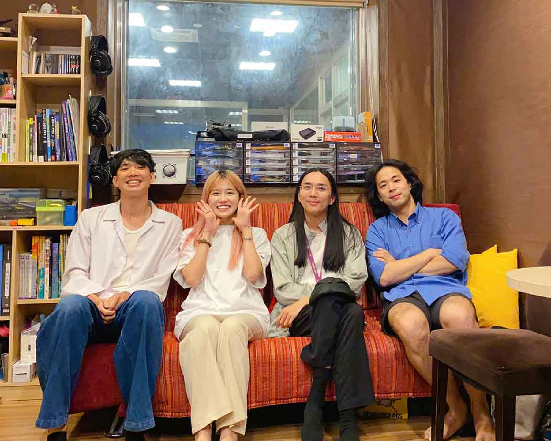 全新單曲〈海邊的你〉邀請到金曲樂團「百合花」成員林奕碩合作擔任配唱。