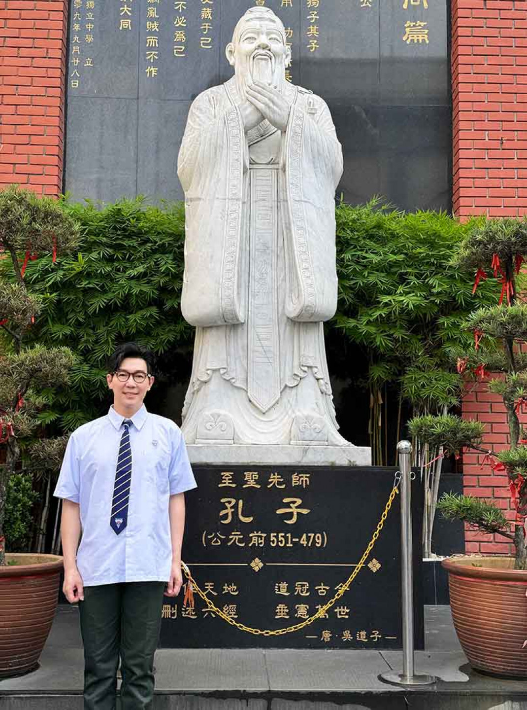 品冠日前回母校，到校園內回憶起過往時光。（照片提供：種子音樂）