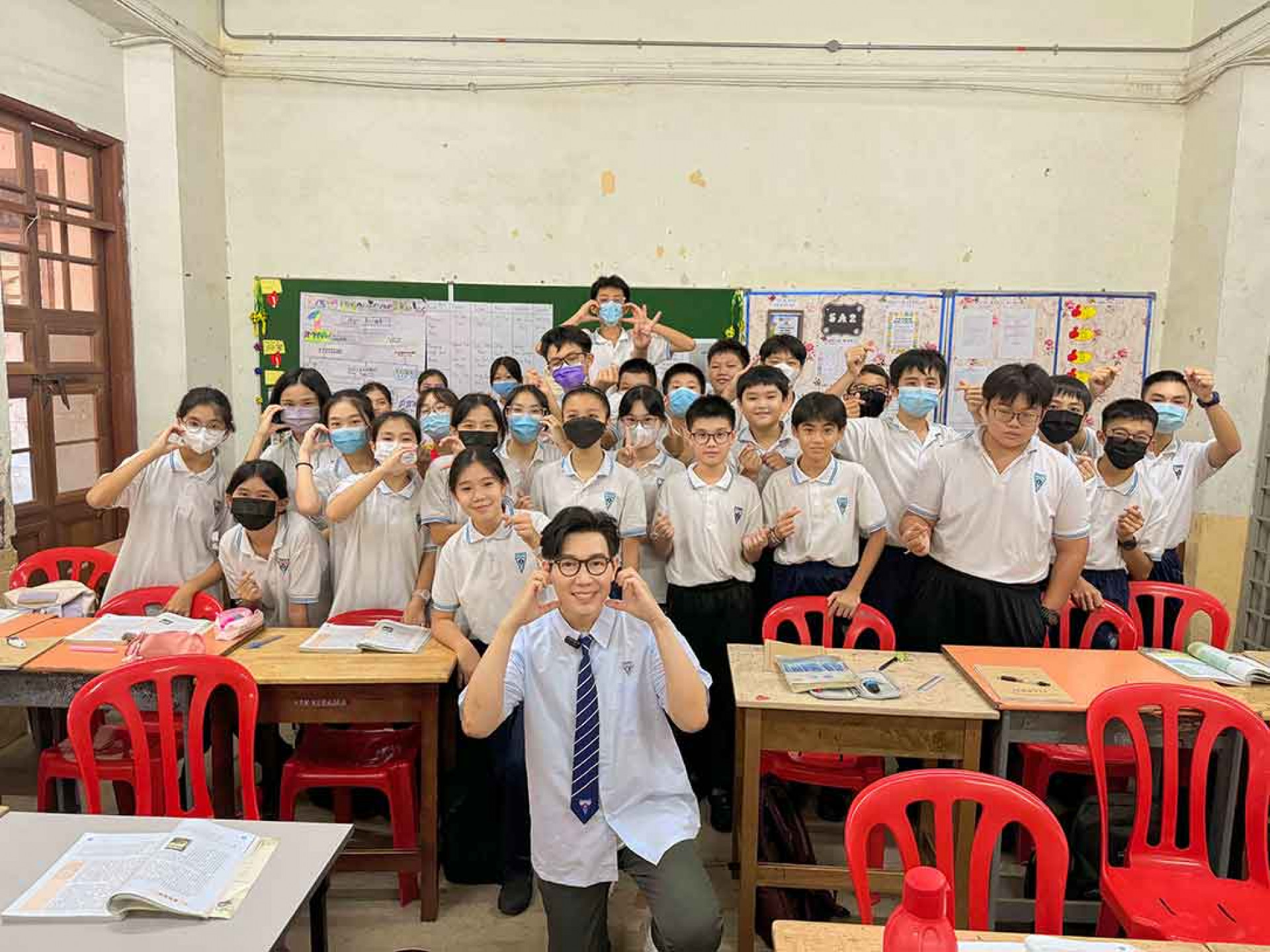 品冠日前回高中母校，所到之處受到師長、學生們熱烈歡迎（照片提供：種子音樂）
