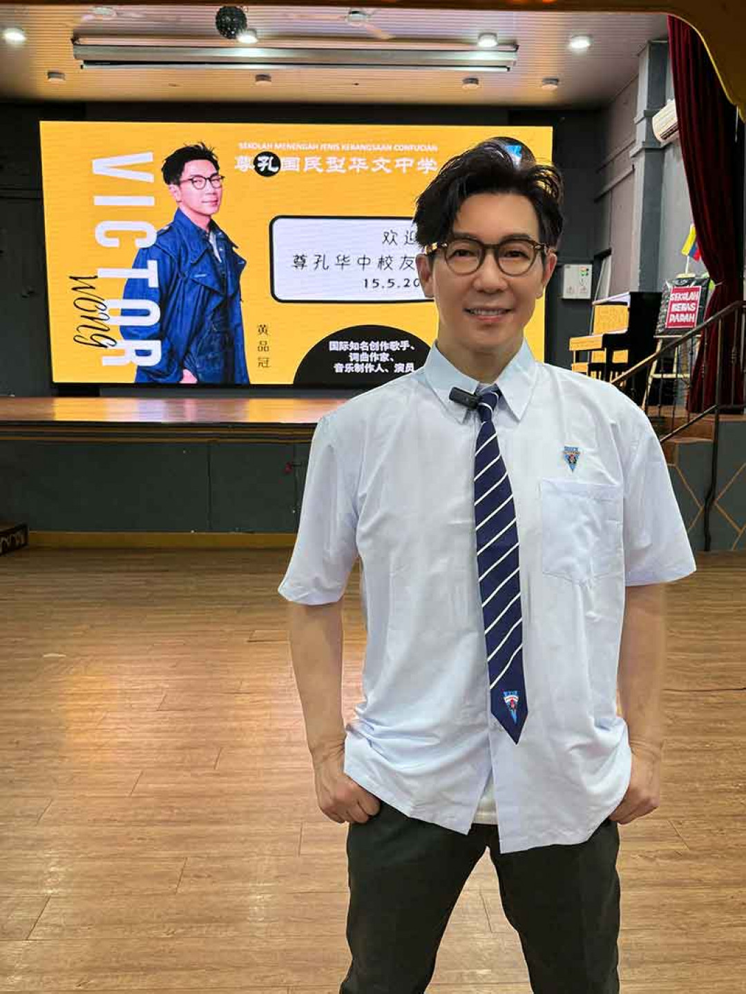 品冠日前穿高中母校的制服,重返校園宣傳。(照片提供:種子音樂)