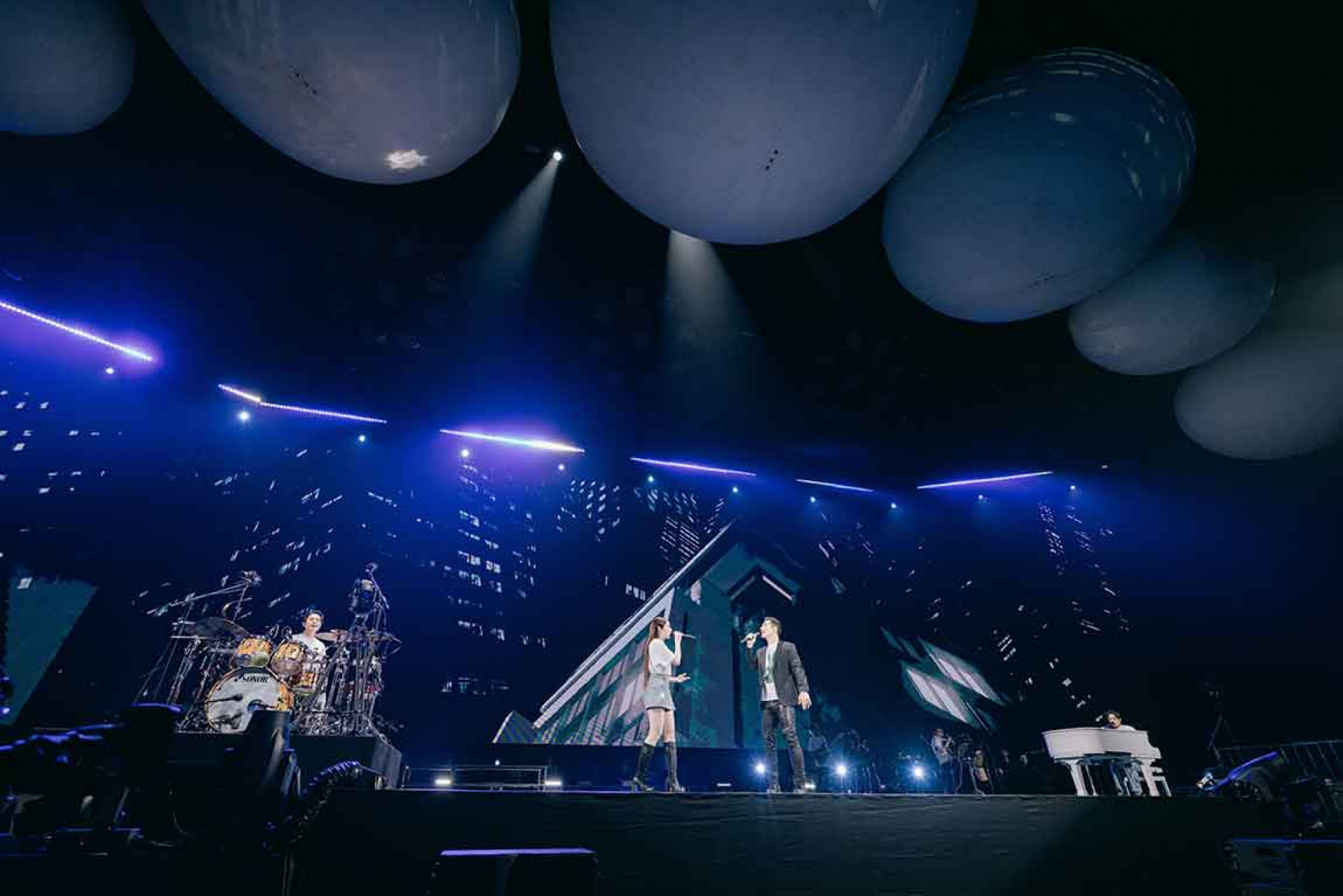 圖02:告五人在台上獻唱〈在這座城市遺失了你〉,任賢齊在雲安的鋼琴演奏聲中緩緩升上舞台超驚喜。(相信音樂提供)