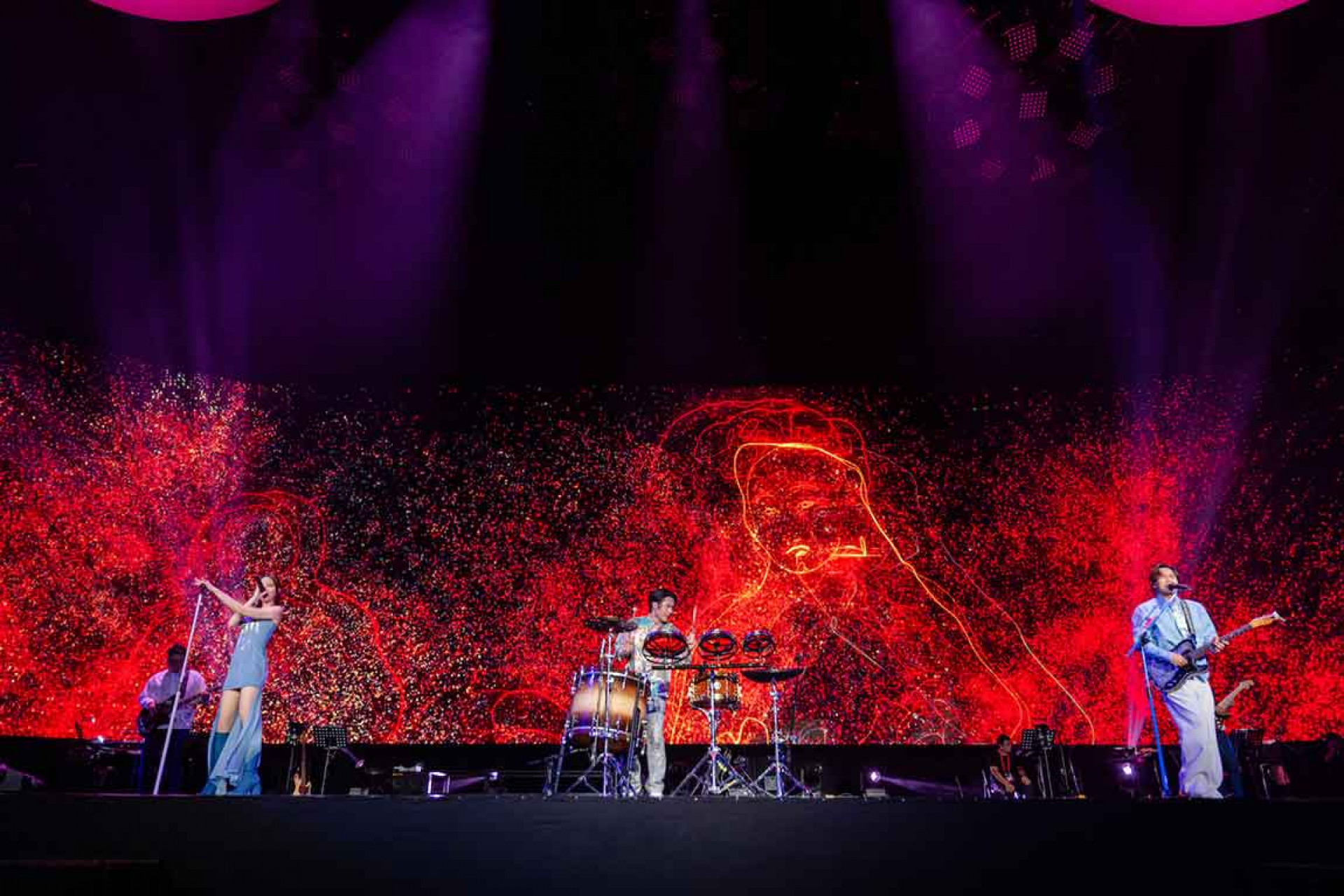 圖09:告五人演出多首經典歌曲嗨爆全場。(相信音樂提供)