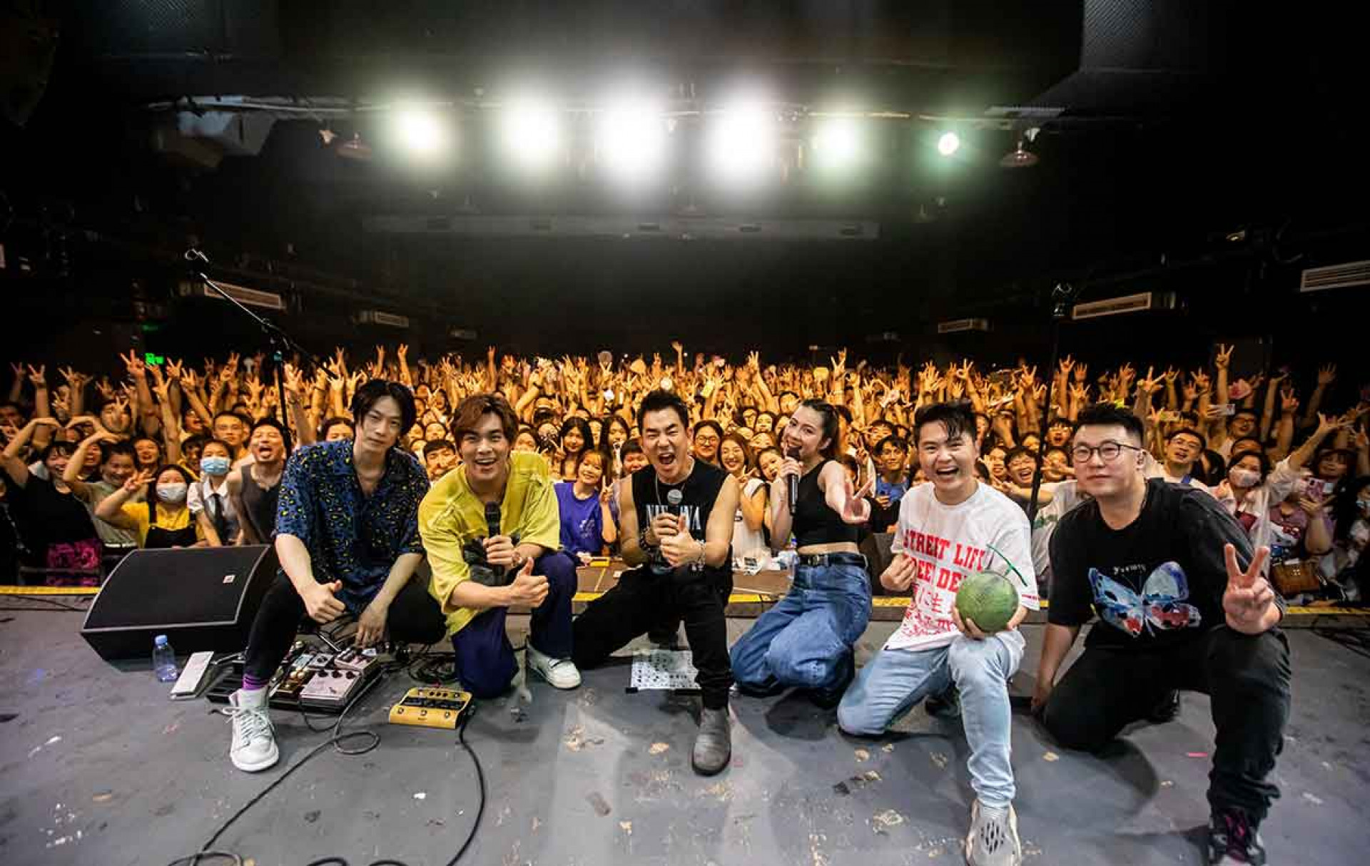 圖04：2022年告五人舉辦《在這座城市遇見了你》巡迴演唱會長沙站，任賢齊也無預警突擊演唱會。（相信音樂提供）