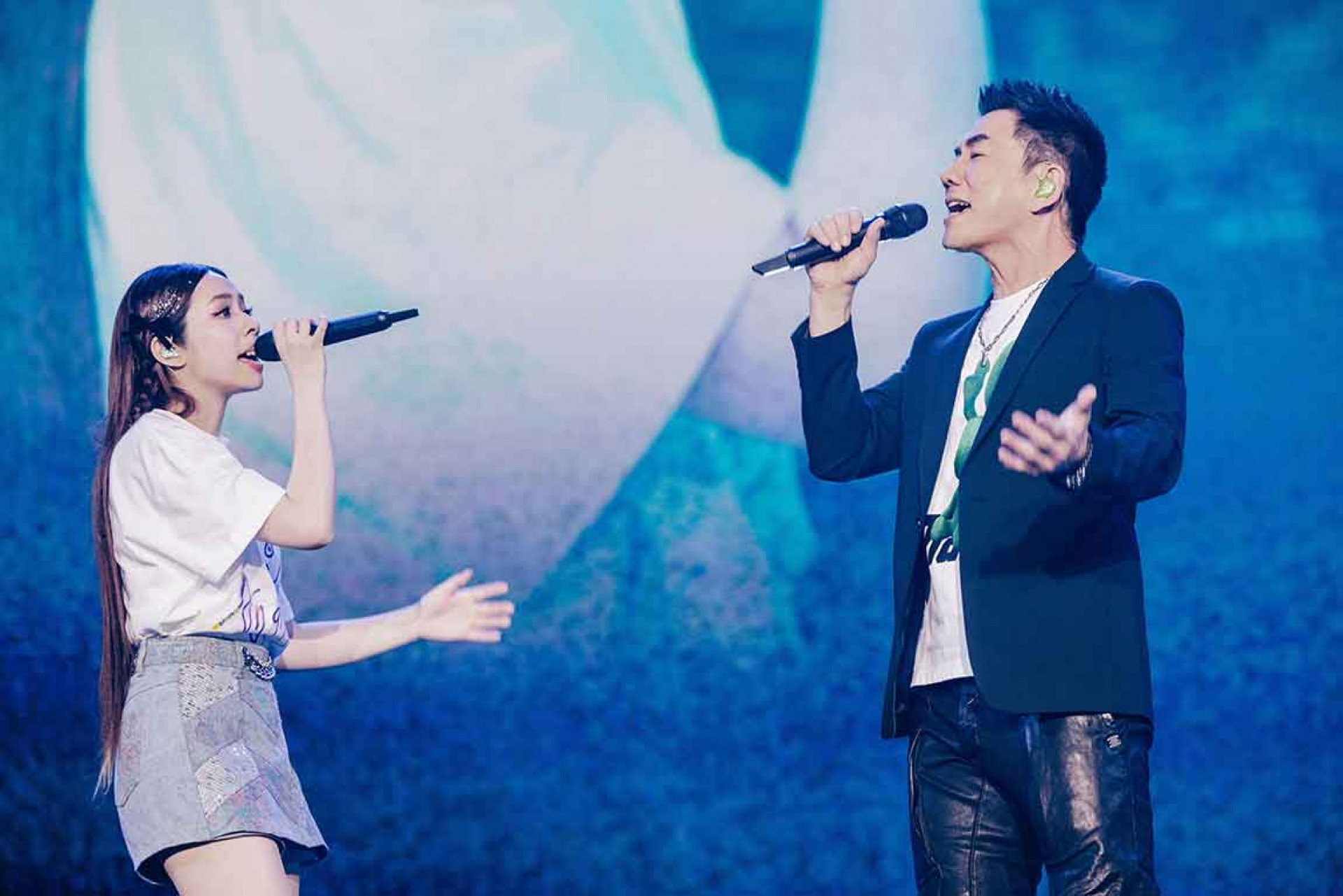 圖06：任賢齊與告五人犬青合唱。（相信音樂提供）