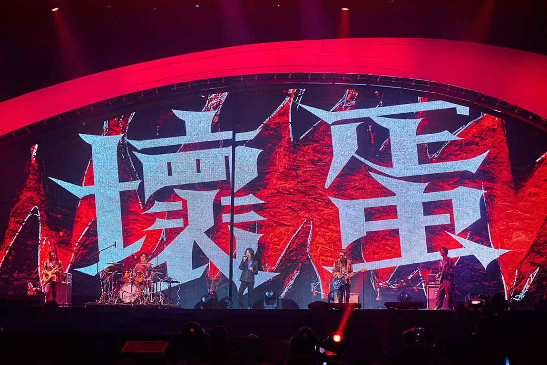 圖01:麋先生「2024-hito流行音樂獎頒獎典禮」-上帥氣獻唱〈壞蛋〉、〈笨蛋〉-雙「蛋」情歌。(相信音樂提供)