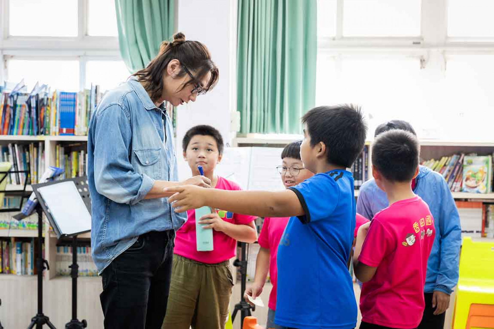 圖06:宇宙人融入小孩群中成為孩子王。(相信音樂提供)