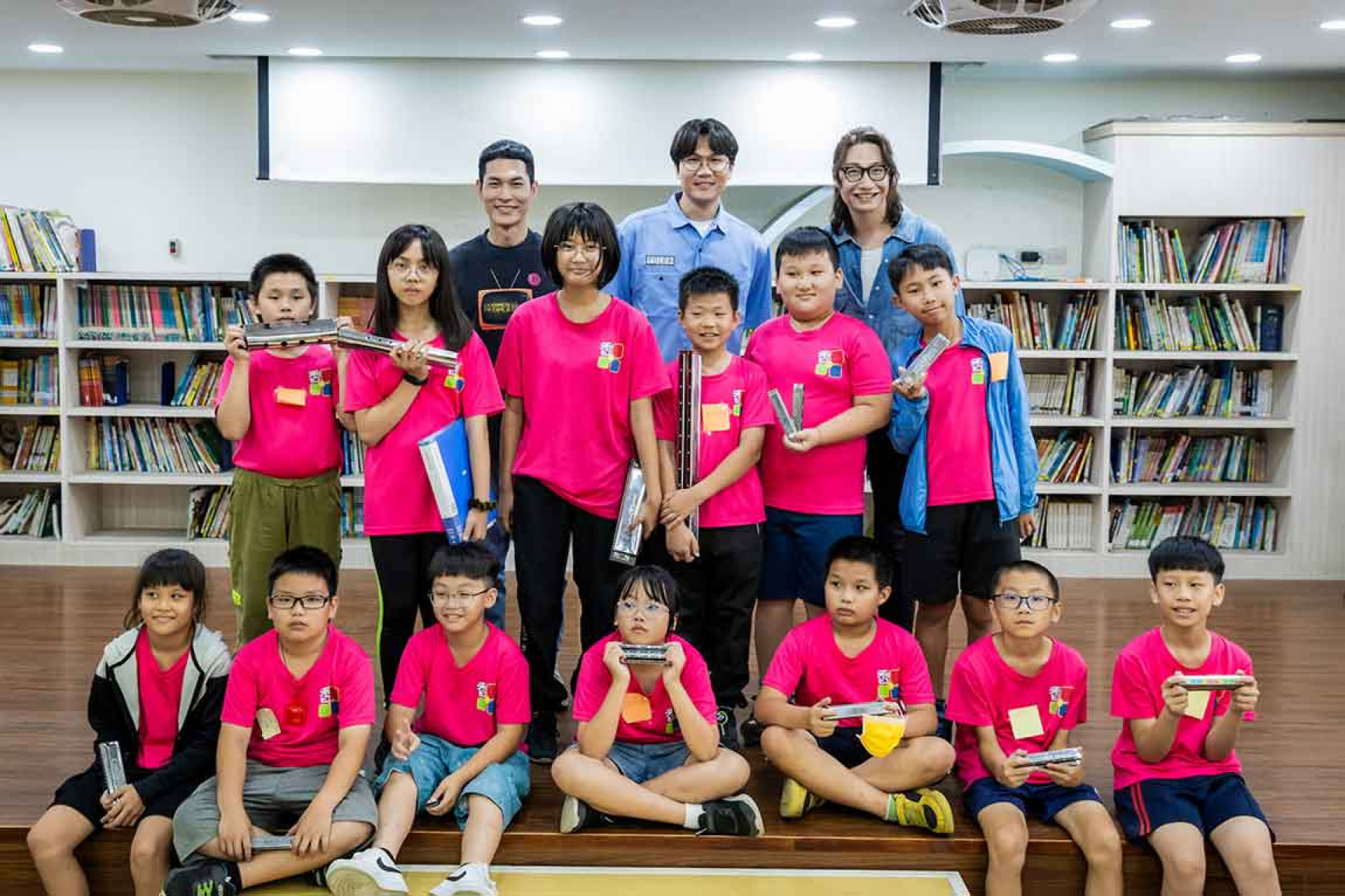 圖05:宇宙人體驗一日老師,挑戰音樂課,要與口琴隊的同學們一起表演。(相信音樂提供)