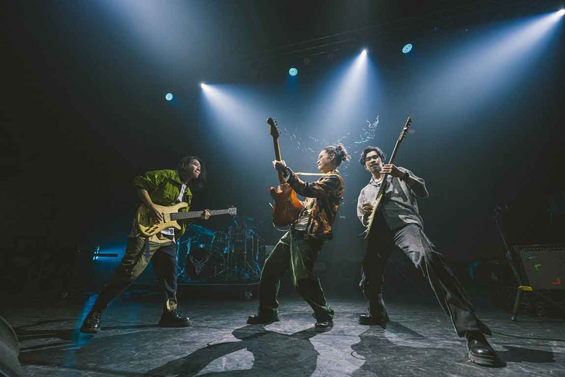 圖05:麋先生現場風靡萬千歌迷,左起貝斯手以諾、吉他手喆安、小B。(相信音樂提供)