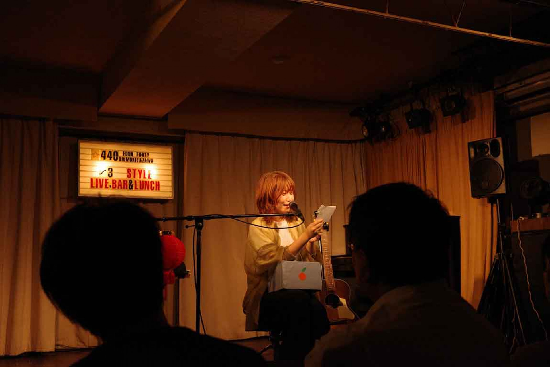 「新生活煩惱相談室」中,Mikan化身廣播電台節目主持人,聆聽聽眾煩惱給予回饋