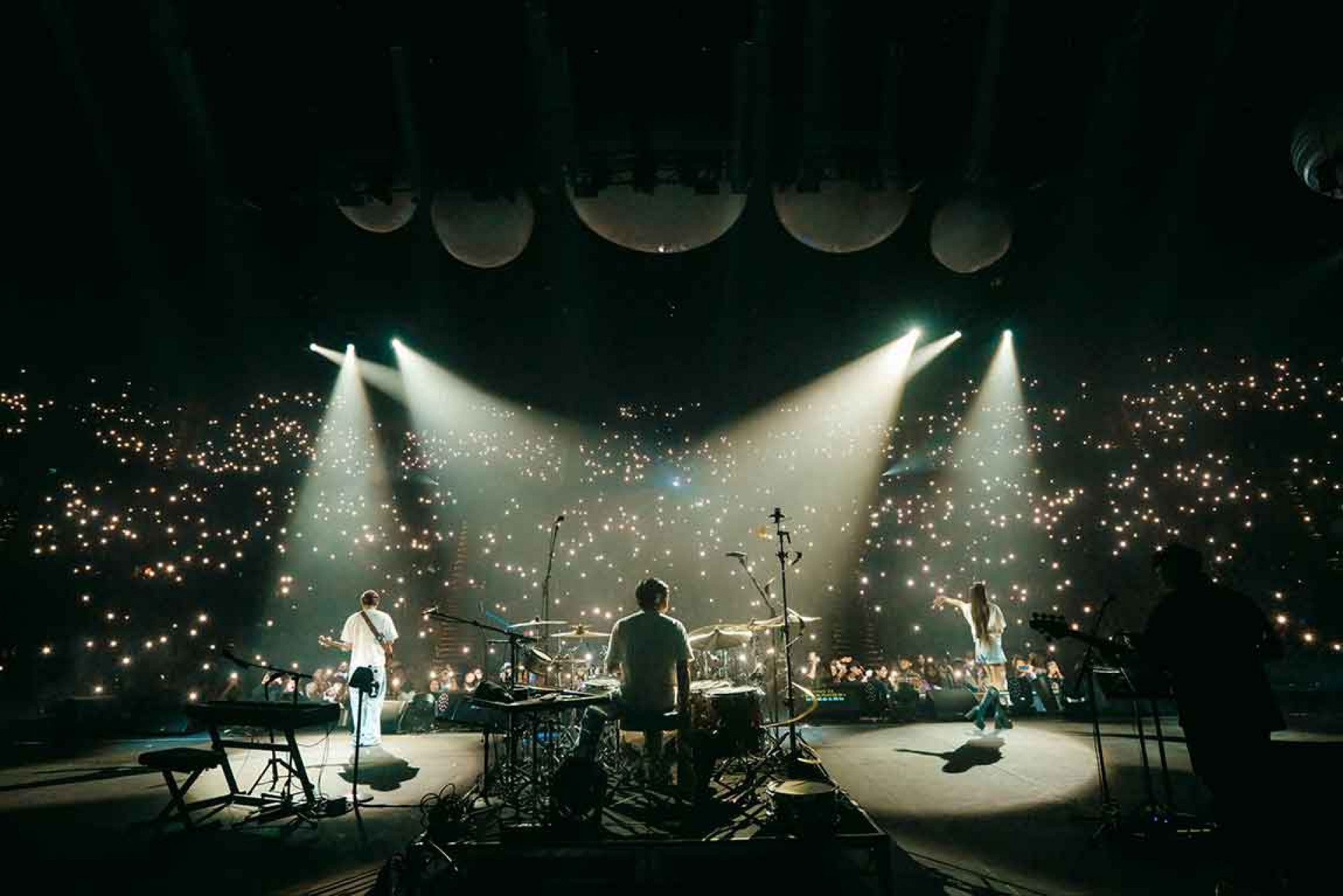 圖07:告五人演唱〈披星戴月的想你〉全場手機燈海映出整片星空。(相信音樂提供)