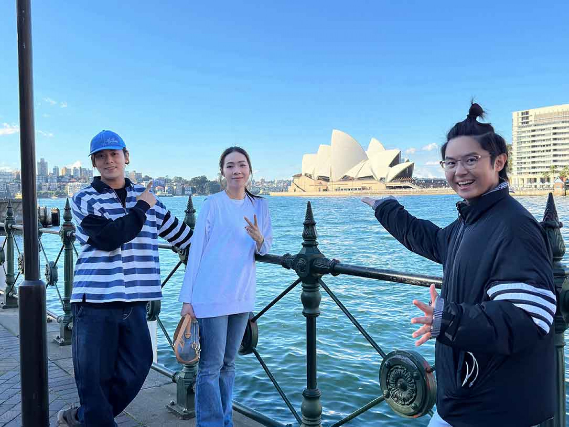 圖01:告五人在澳洲開唱時趁空造訪雪梨歌劇院。(相信音樂提供)