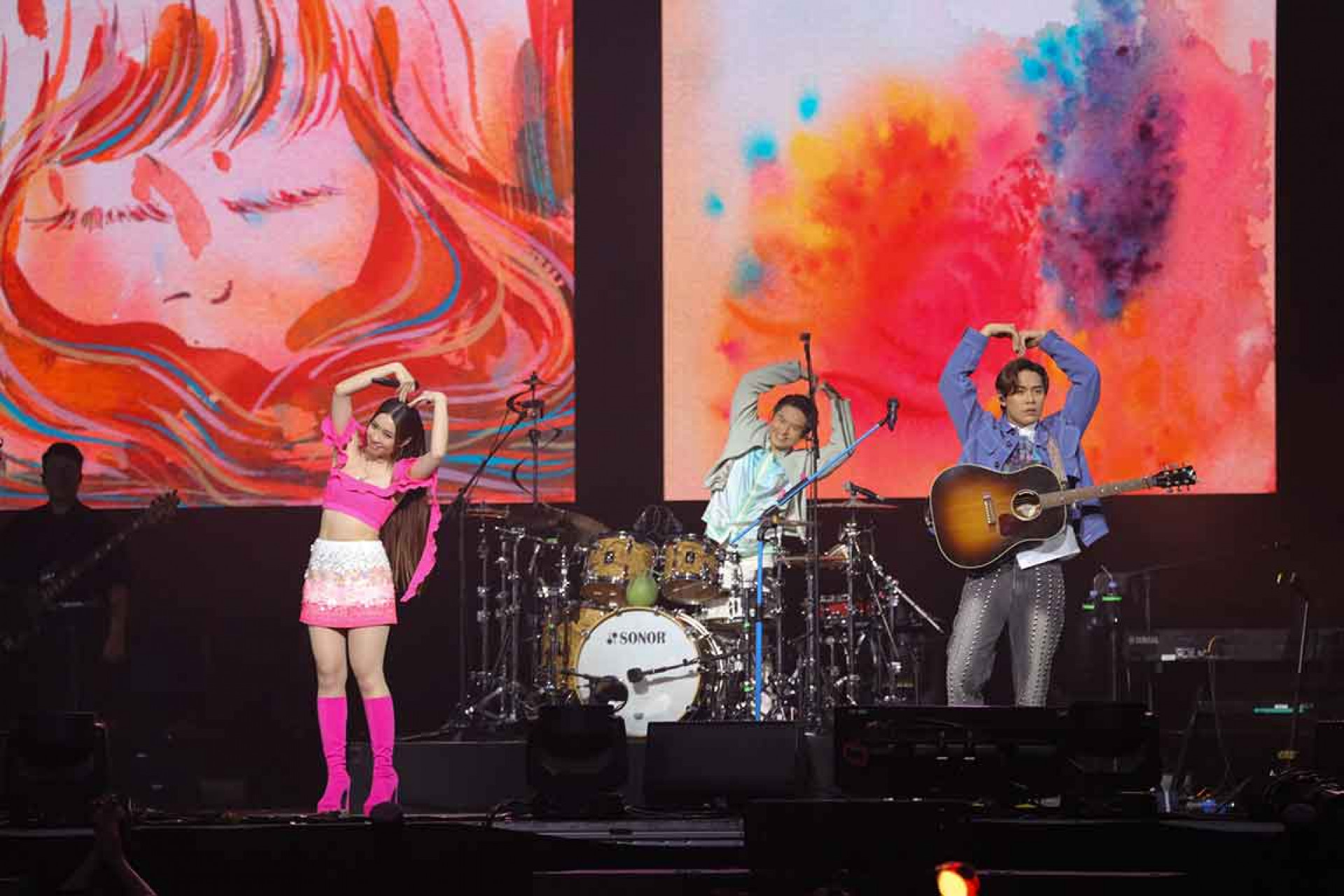 圖04:告五人對全場歌迷手比大愛心告白。(相信音樂提供)