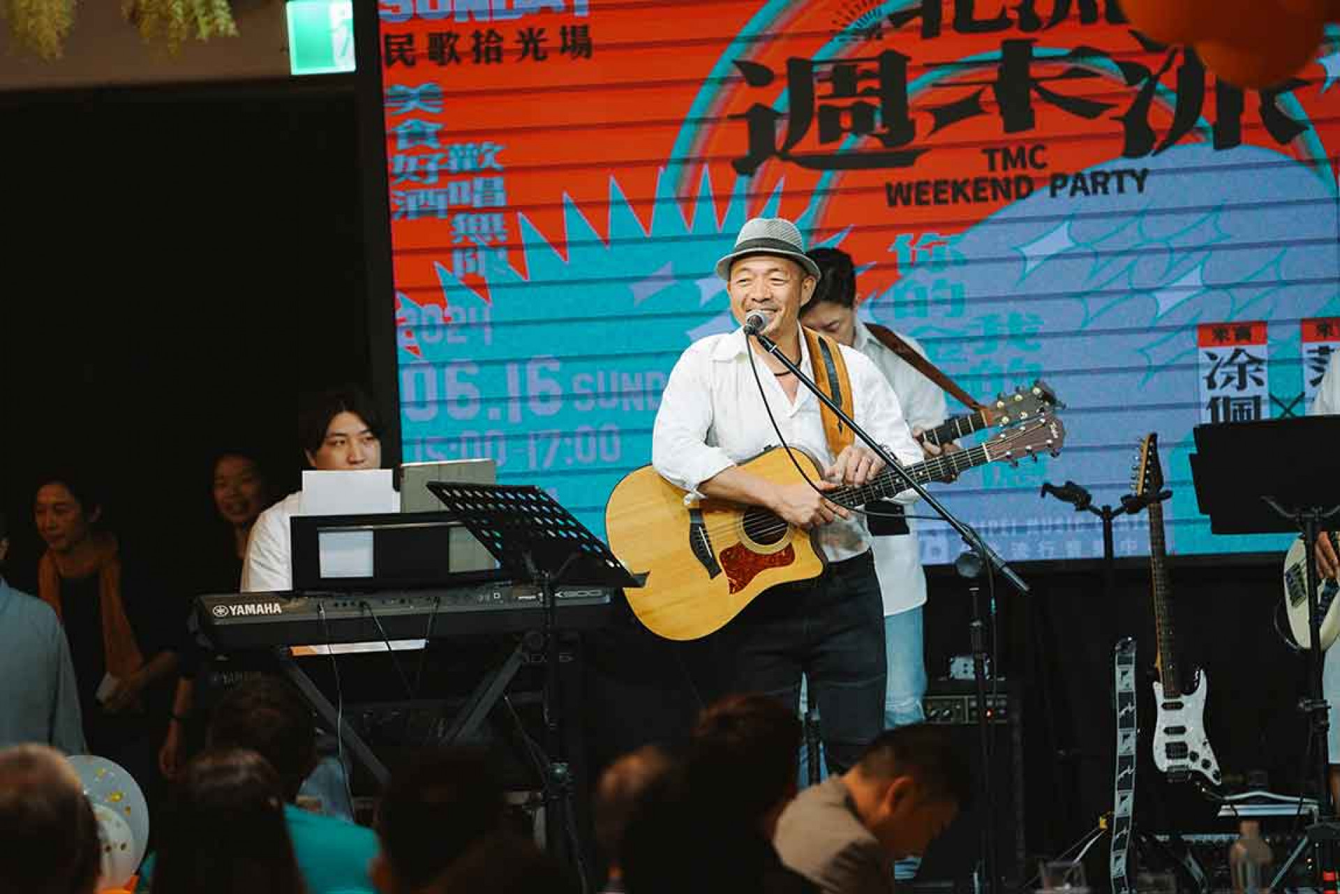 稱為人體超級點唱機的民歌歌手廖柏青接受現場點歌。